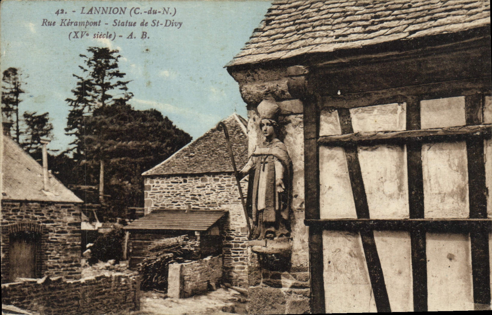 CPA Lannion Rue Kerampont Statue de St Divy