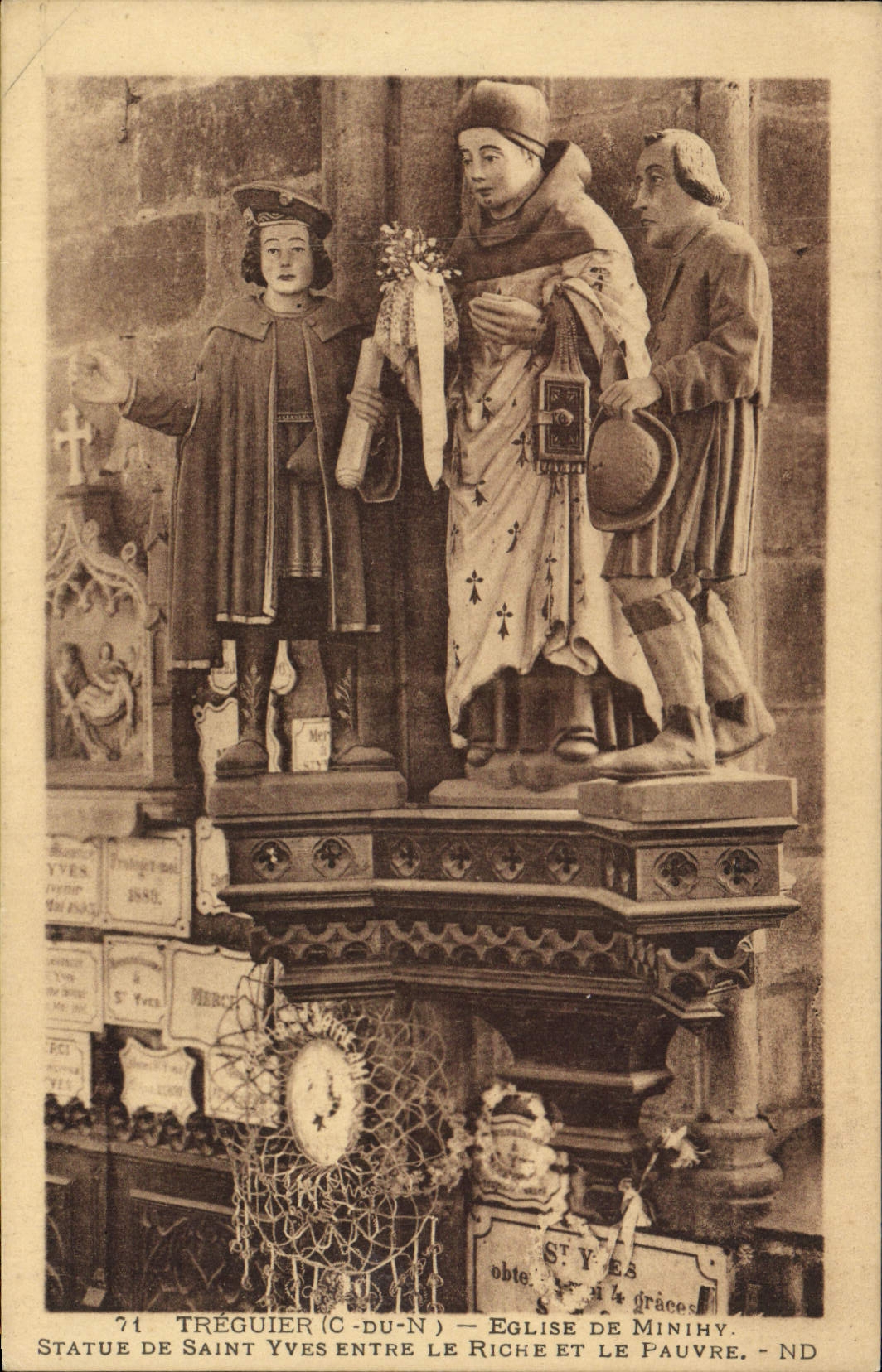 CPA Treguier Eglise De Minihy Statue De Saint Yves Entre Le Riche et le pauvre 