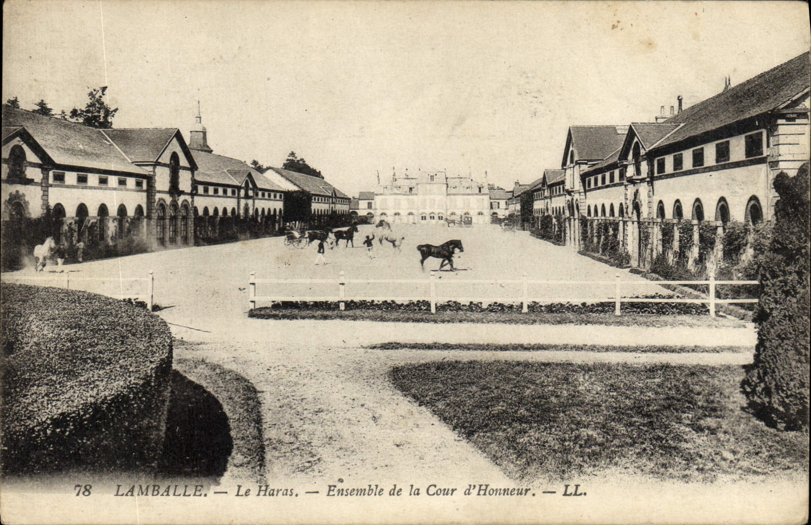 CPA Lamballe Le Haras Ensemble de la Cour d'honneur Chevaux