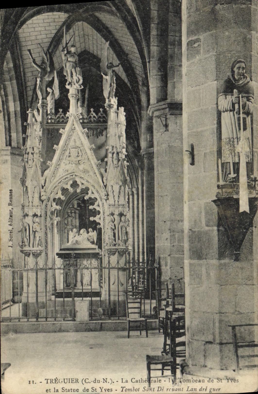 CPA Treguier La Cathedrale Le tombeau de St Yves et la statue de St Yves