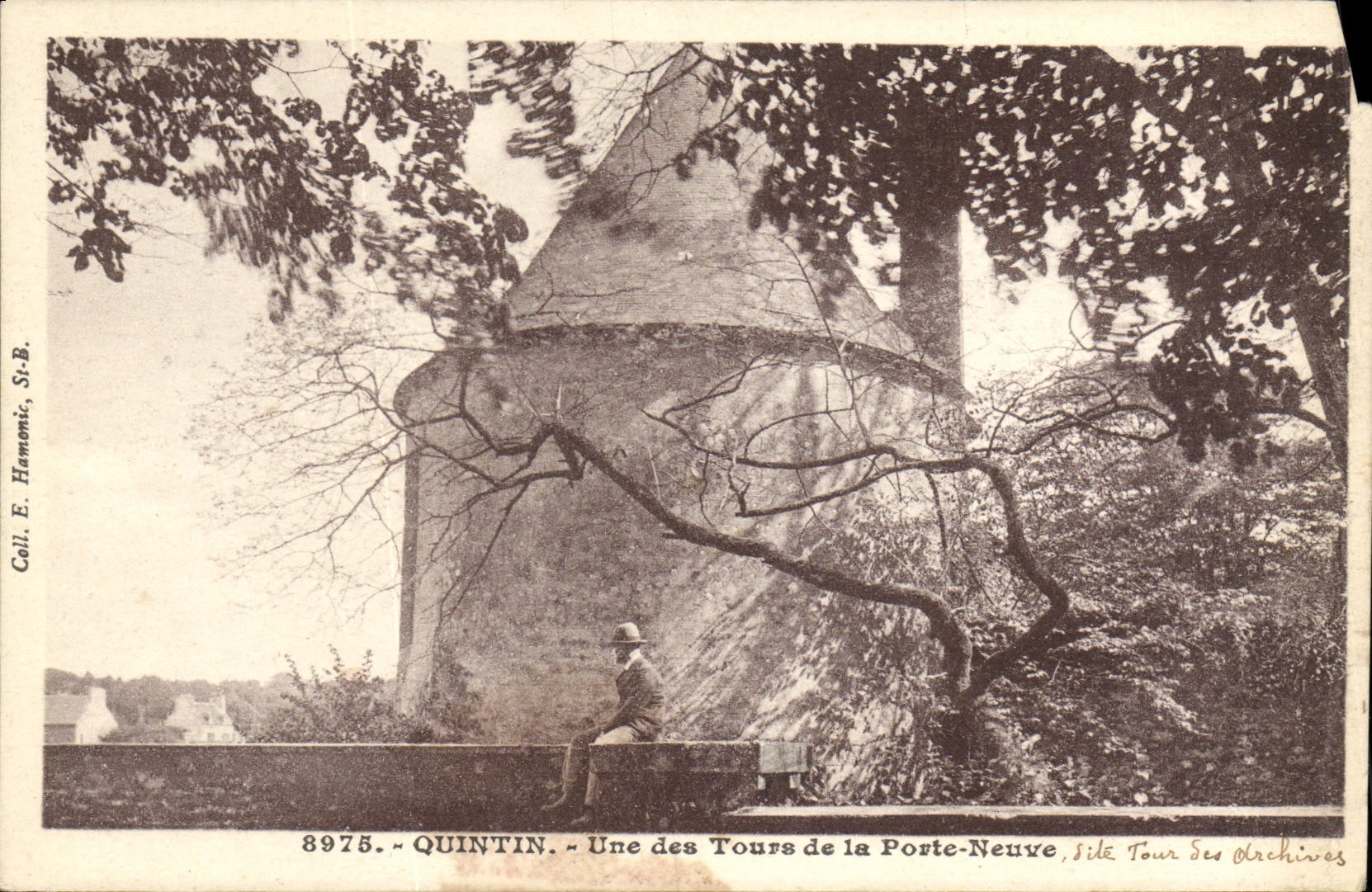 CPA Quintin Une des Tours de la Porte Neuve