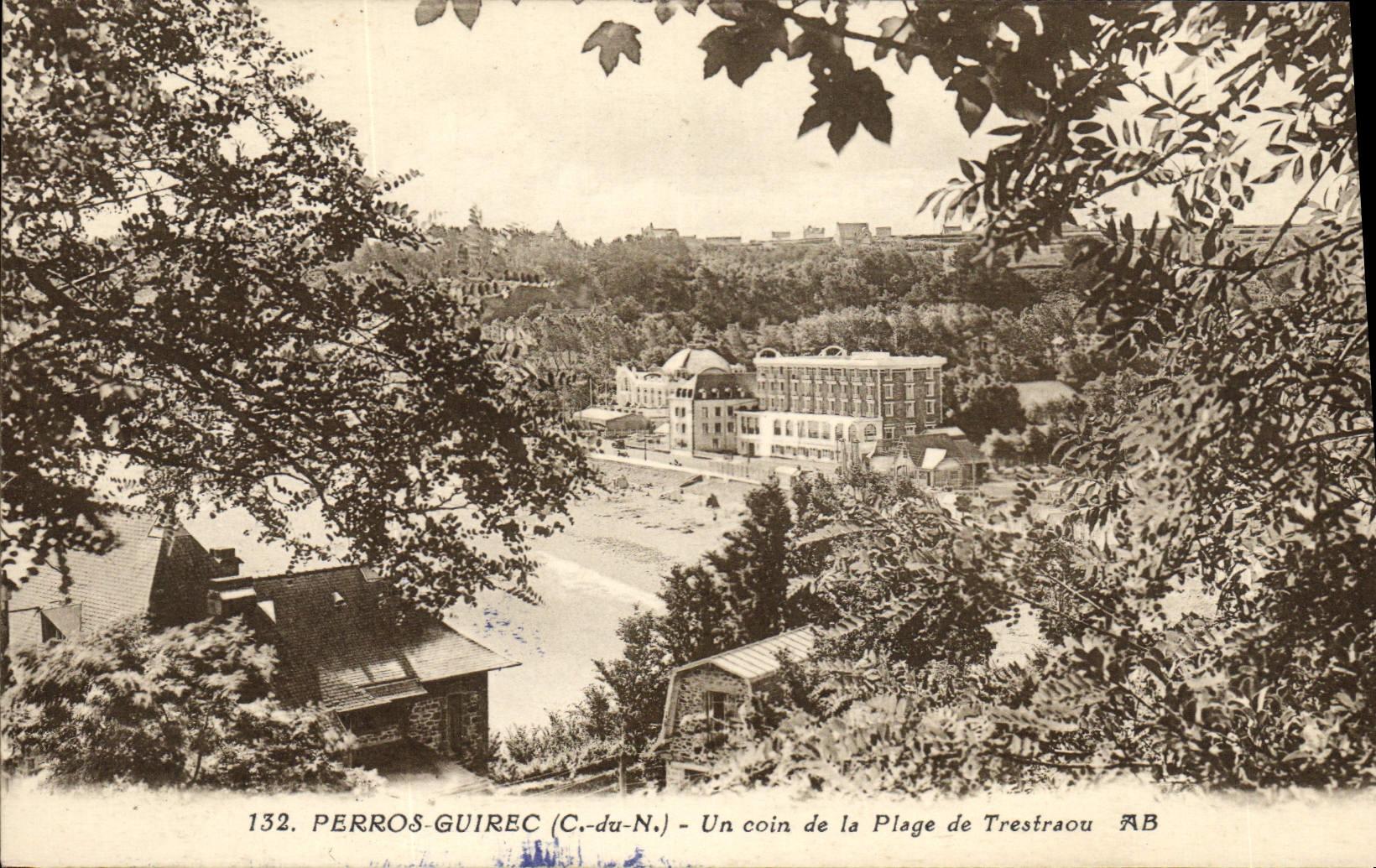 CPA Perros Guirec Un Coin de la Plage de Trestraou