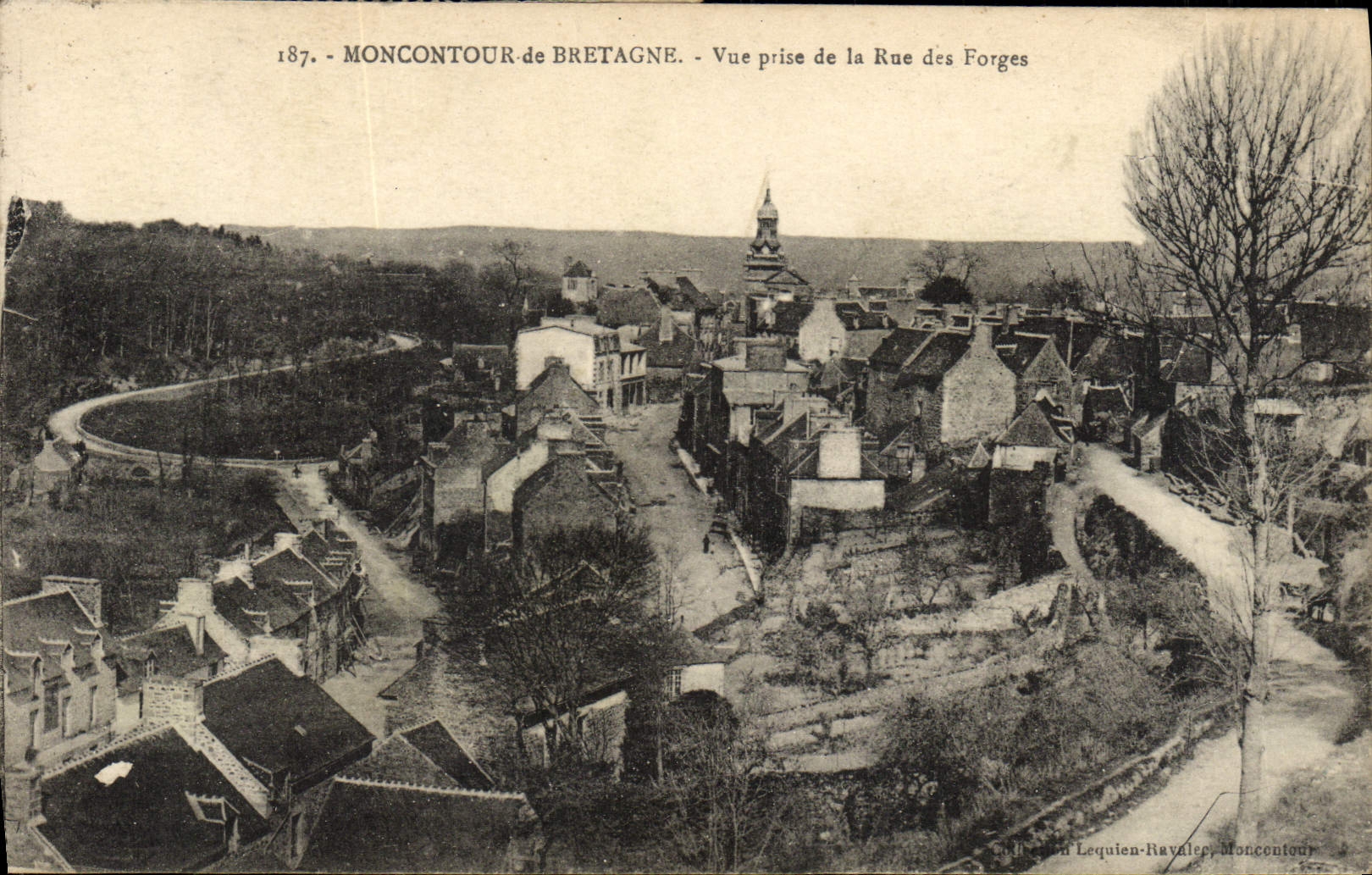 CPA Moncontour de Bretagne Vue Prise de la Rue des Forges