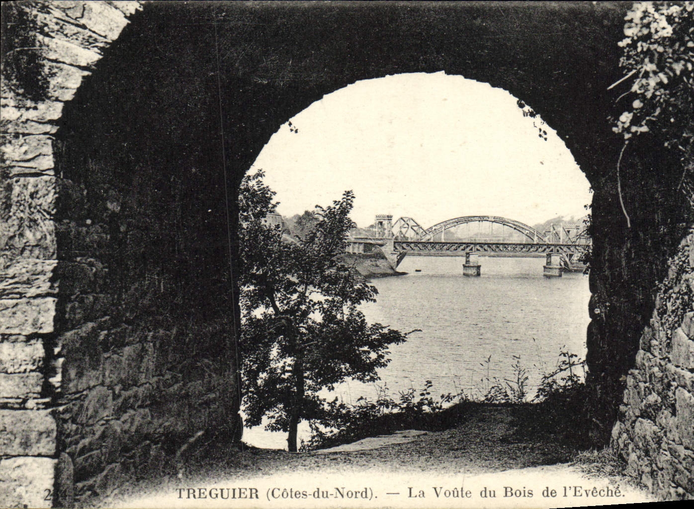 CPA Treguier La Voute du Bois de L'Eveche
