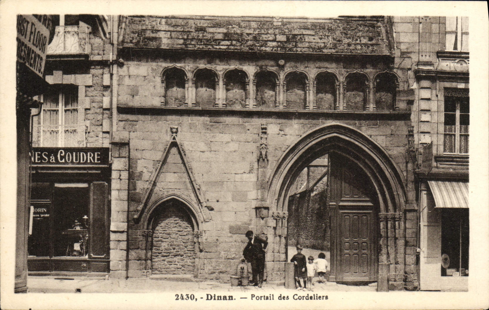 Puerta de Dinan de la POSTAL de la VENDIMIA de Cordeliers