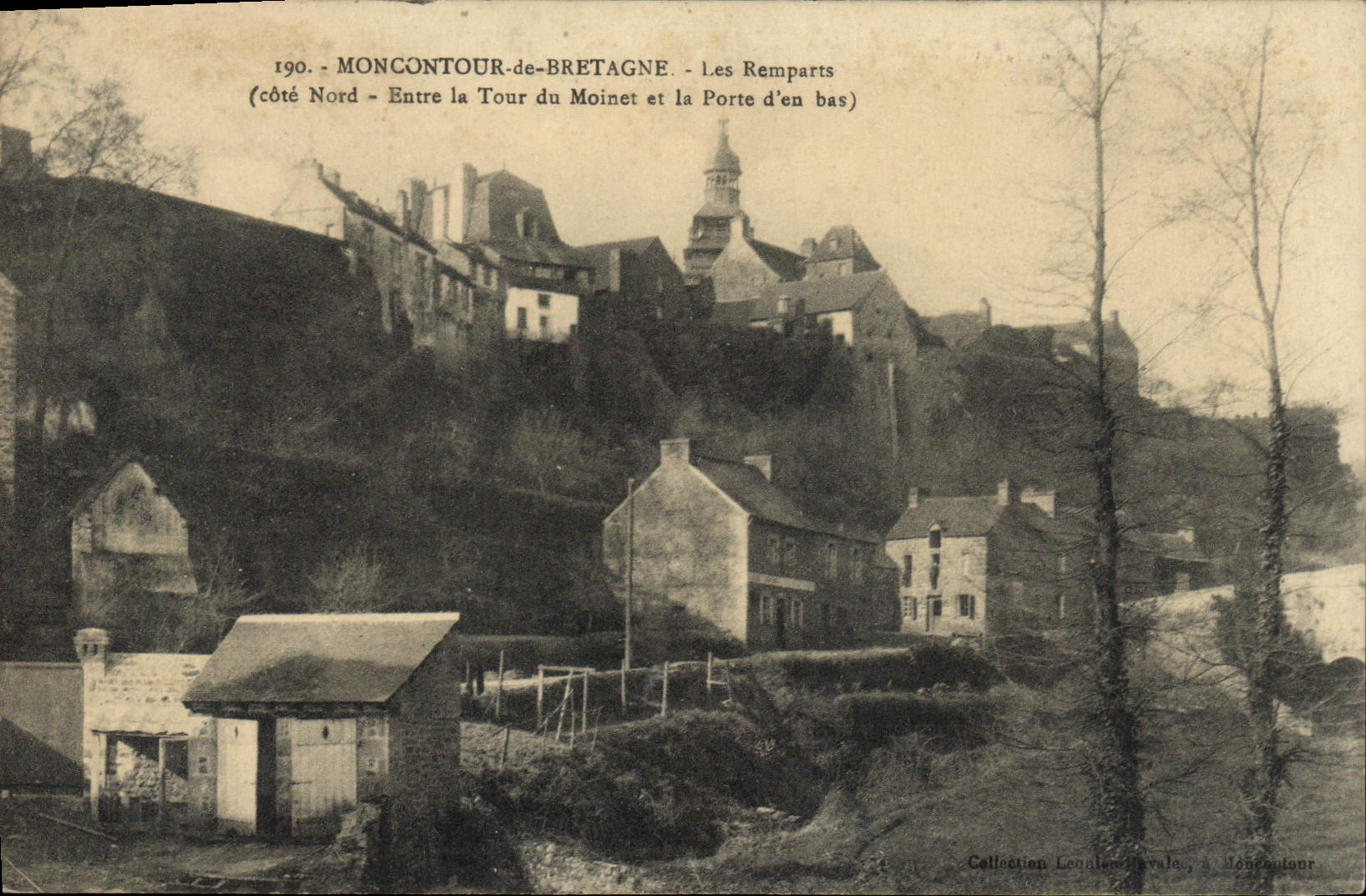 La POSTAL Moncontour de la VENDIMIA de Bretaña dimensiona norteño entre la torre de Moinet y la puerta en de la parte inferior