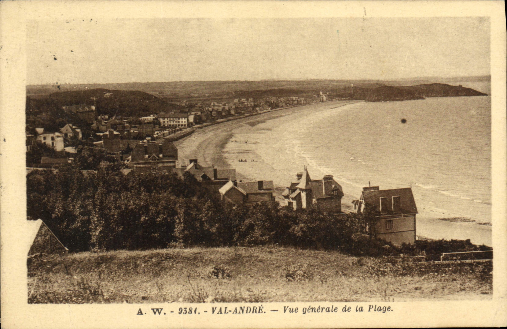 CPA Val Andre Vue generale de la Plage