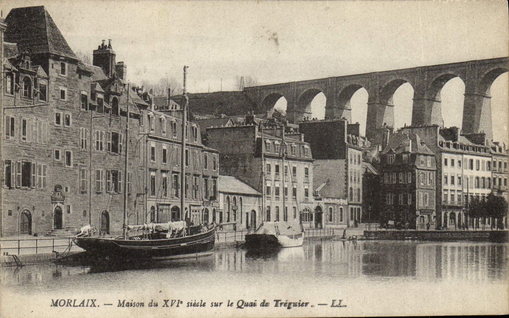 CPA Morlaix Maisons du 16eme sur le quai de Treguier Bateau 