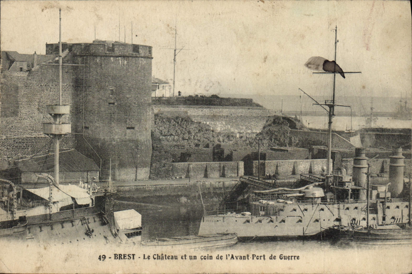 CPA Brest Le Chateau et un Coin de L'Avant Port de Guerre Bateau 