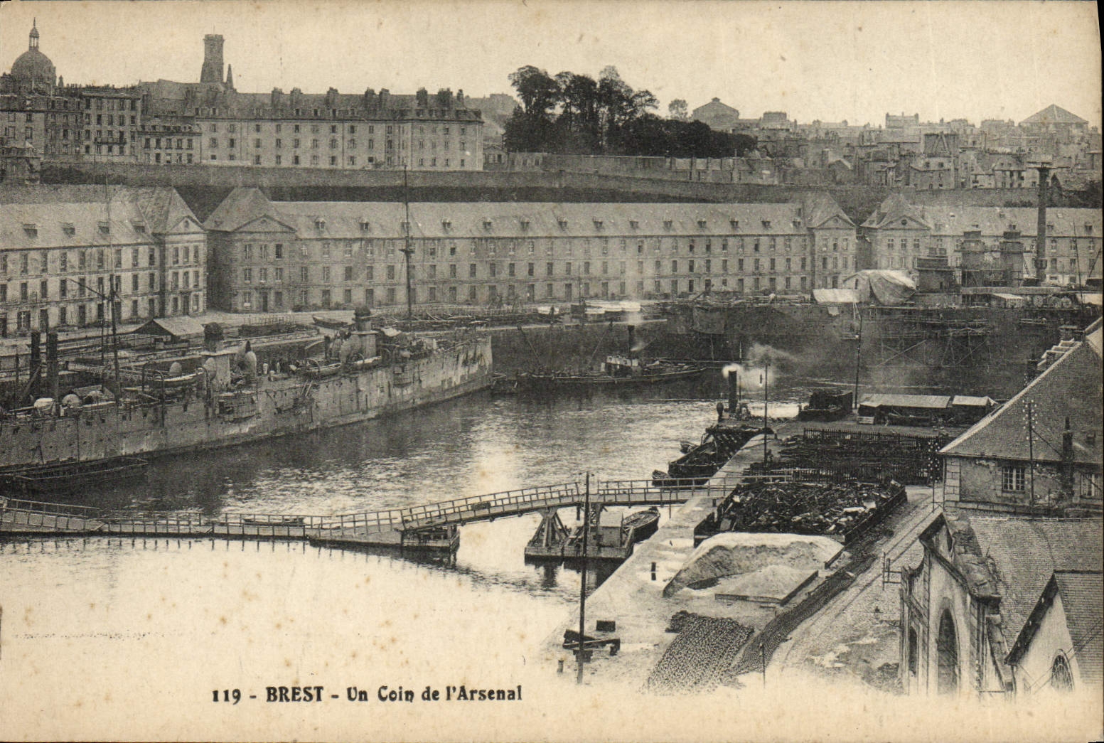 CPA Brest Un Coin de L'Arsenal Bateaux