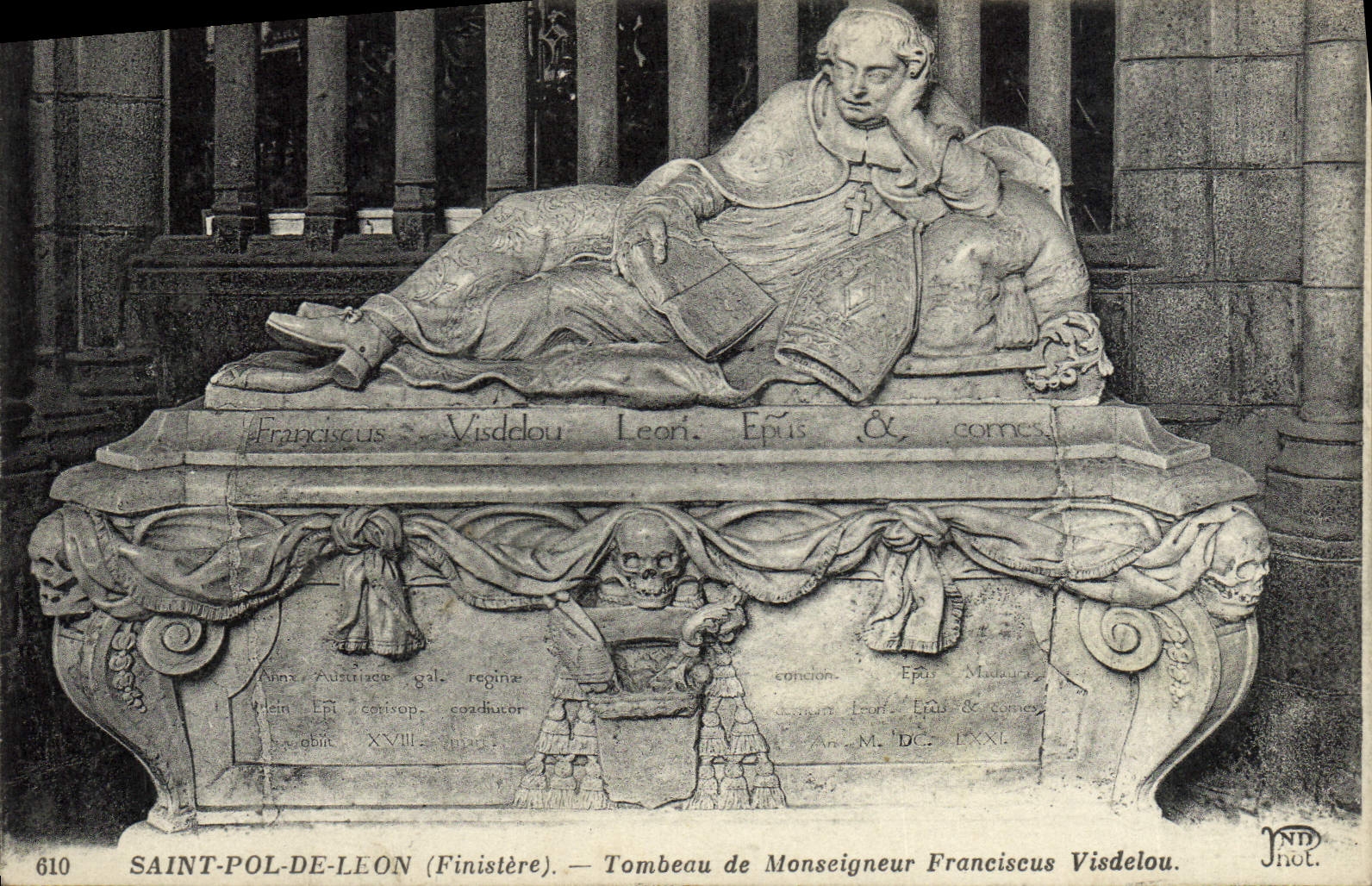 CPA Saint Pol de Leon Tombeau de Monseigneur Franciscus Visdelou