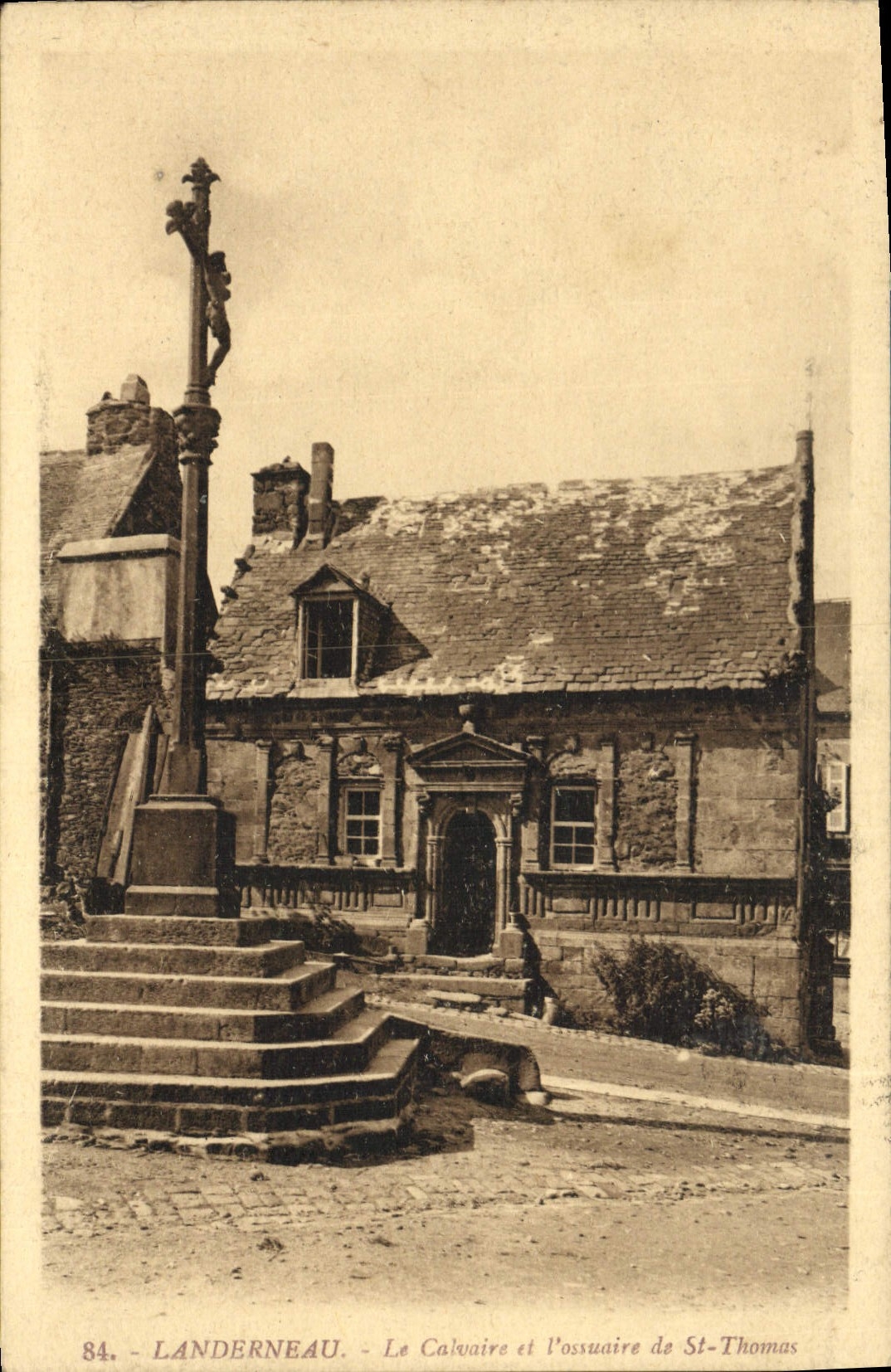CPA Landerneau Le Calvaire et l'ossuaire de St Thomas