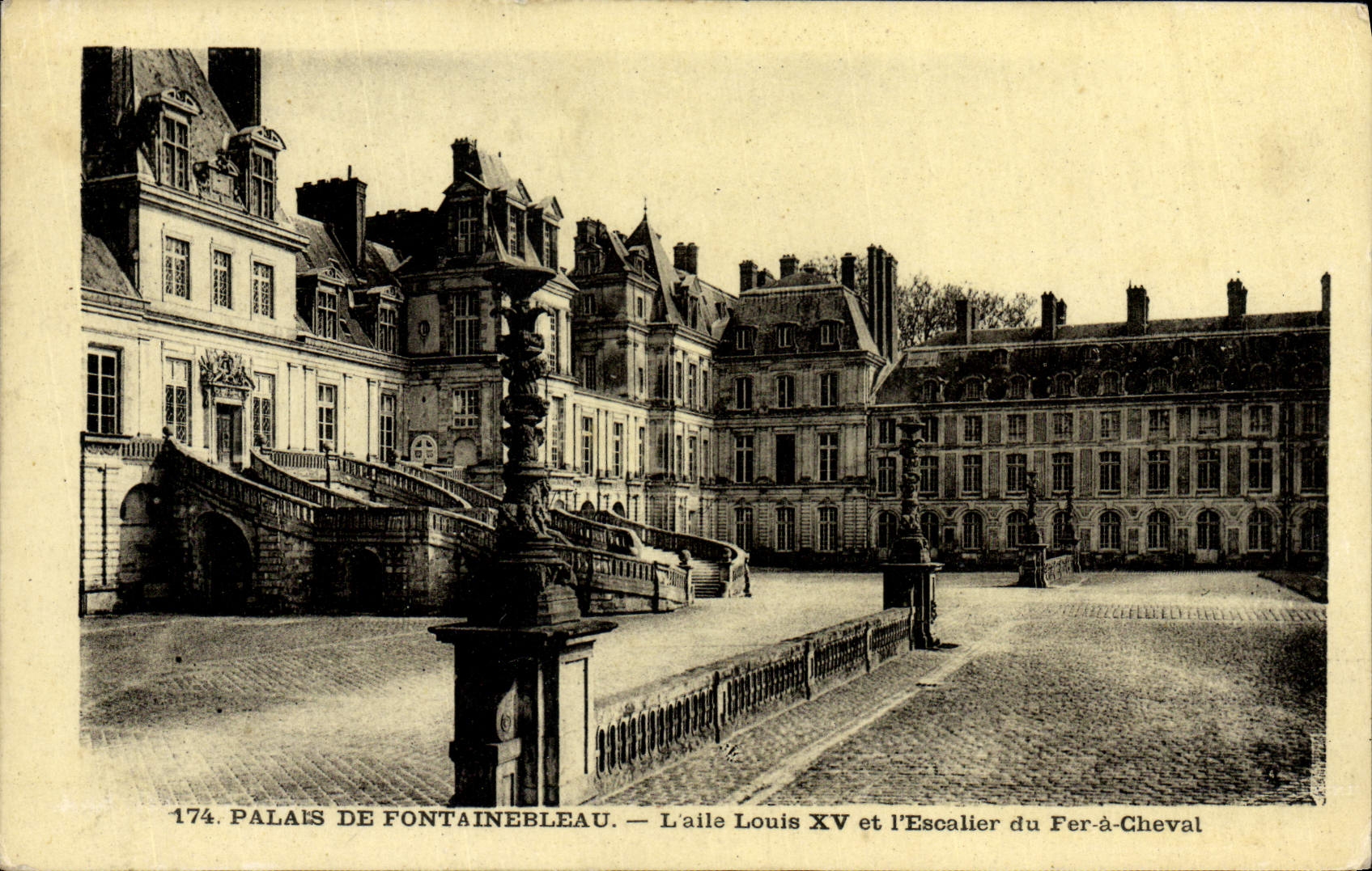 CPA Palais De Fontainebleau L'Aile Louis XVet l'escalier du fer a cheval