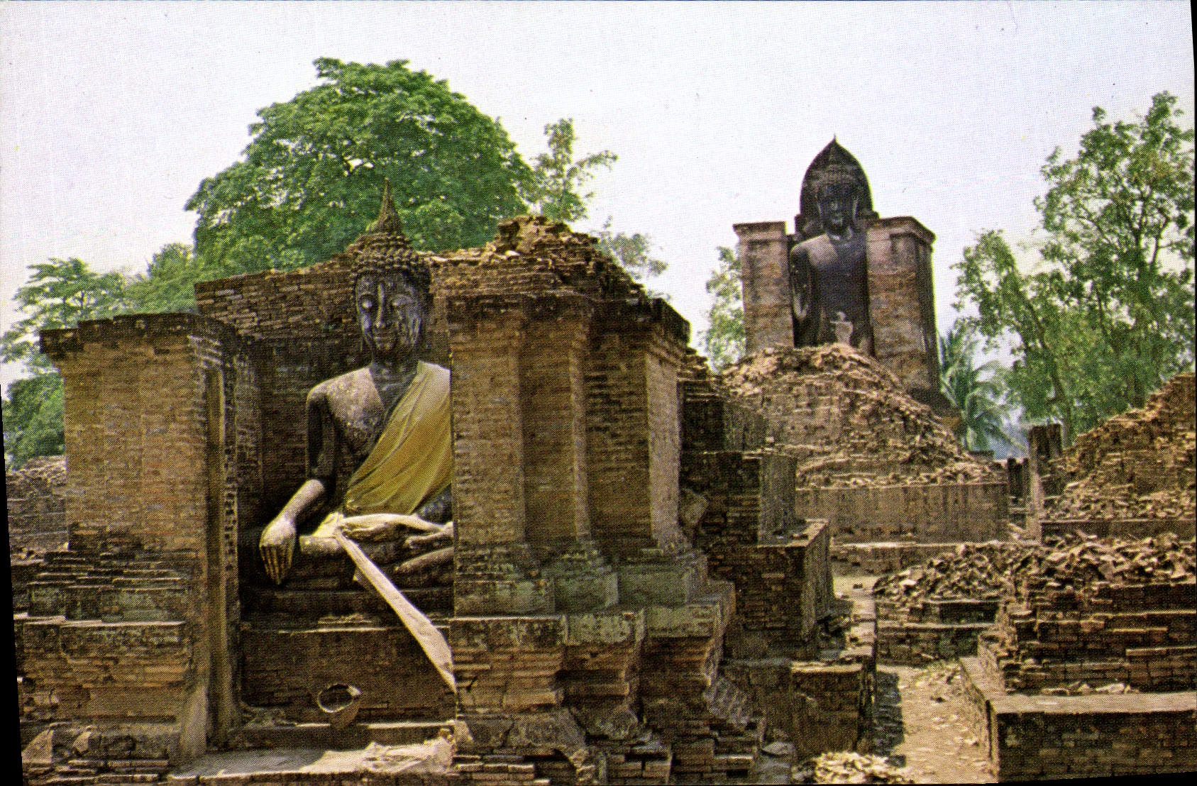 CPM Thailande A buddha statue Wat Mahathat Sukhotai Province