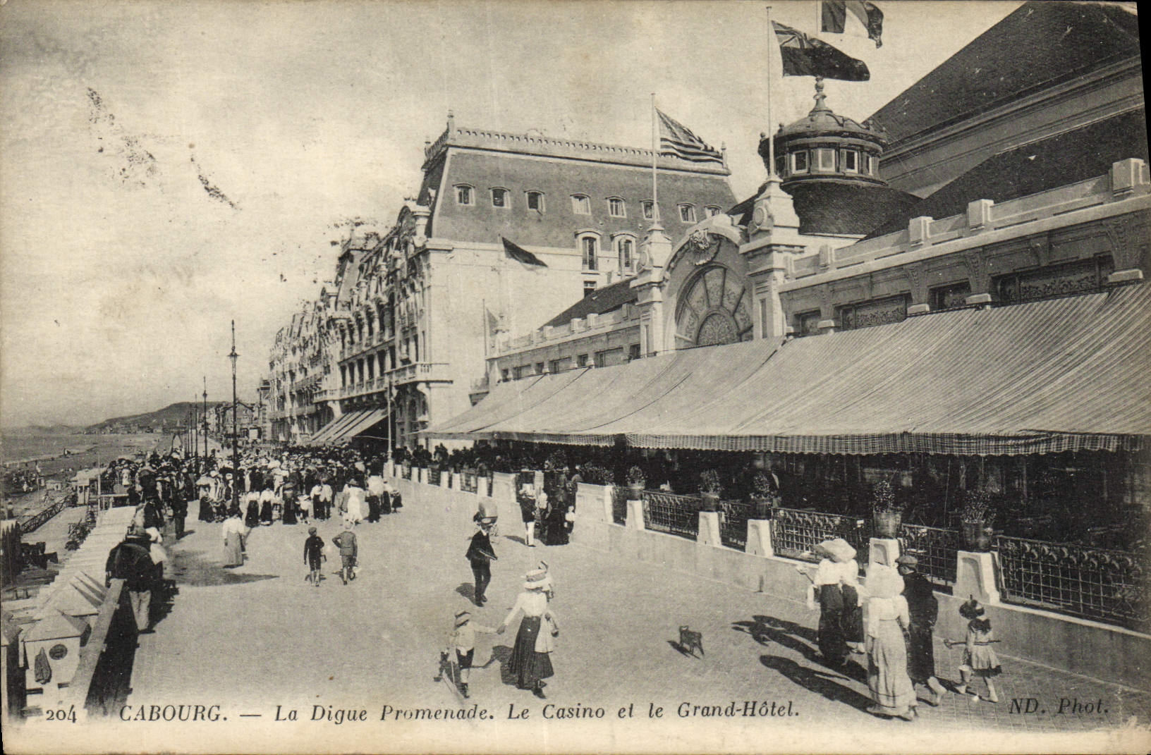 CPA Cabourg La Dige Promenade Le Casino et le Grand Hotel