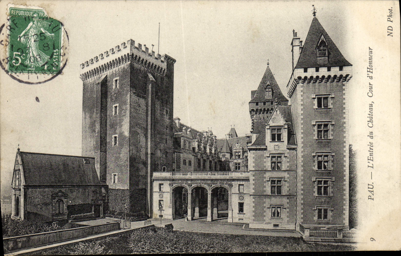CPA Pau L'Entree du Chateau Cour d'honneur