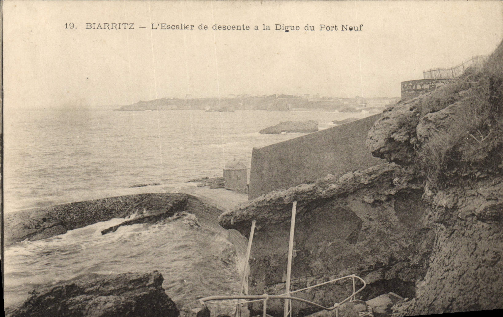 CPA Biarritz L'Escalier de Descente a la Digue du Port Nouf
