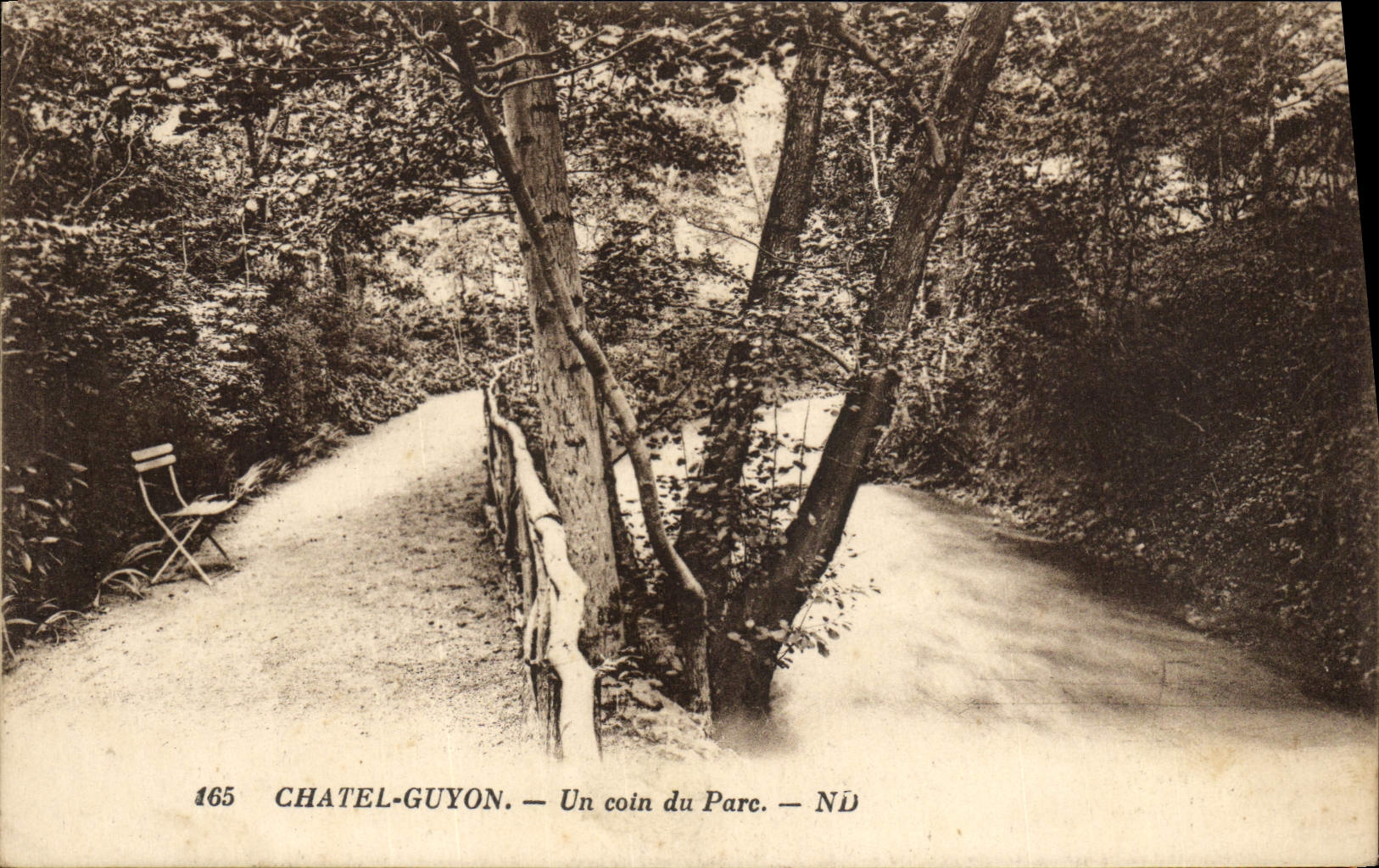 POSTAL Chatel Guyon de la VENDIMIA una esquina del parque