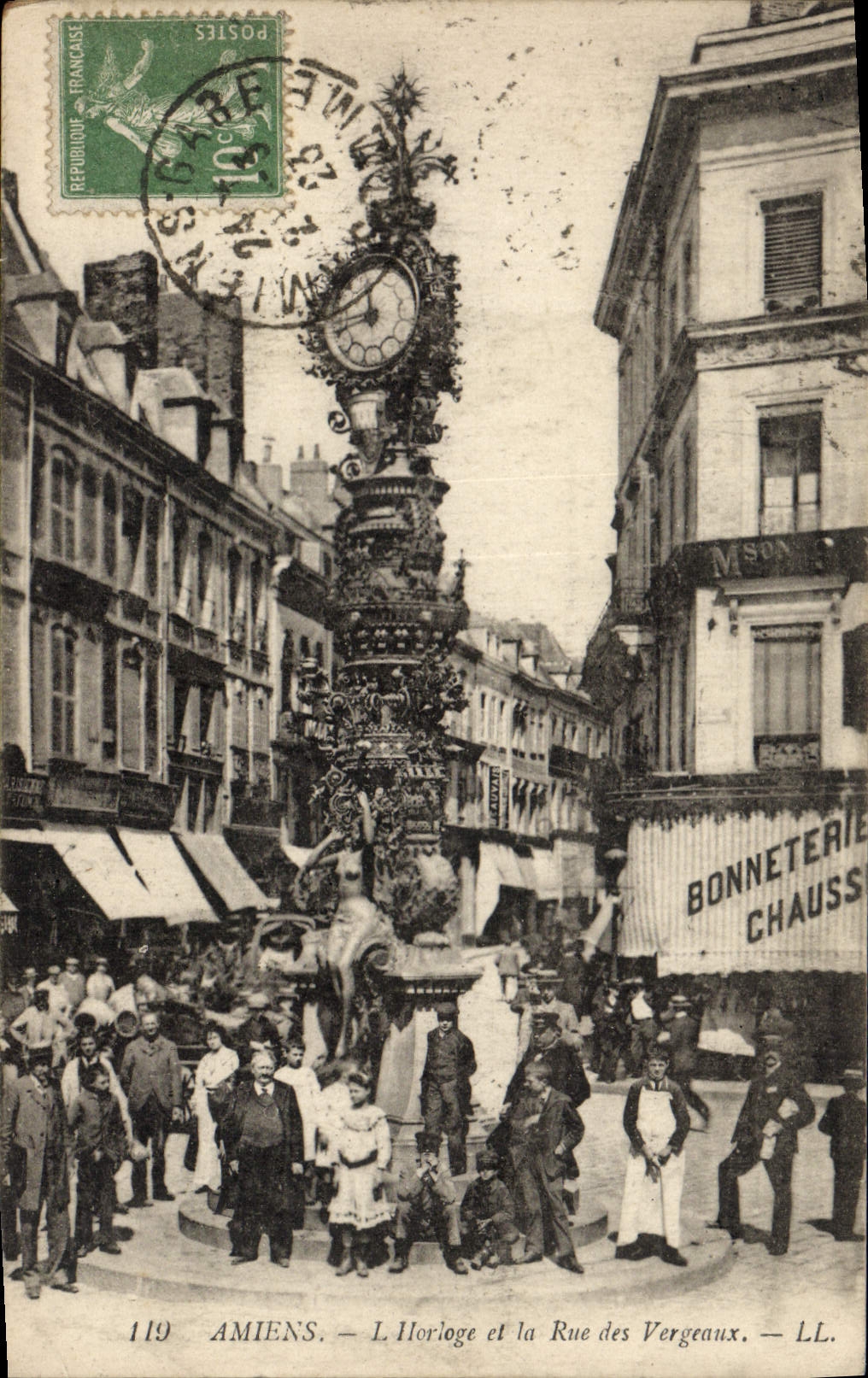 CPA Amiens L'Horloge et la rue des Vergeaux Enfants