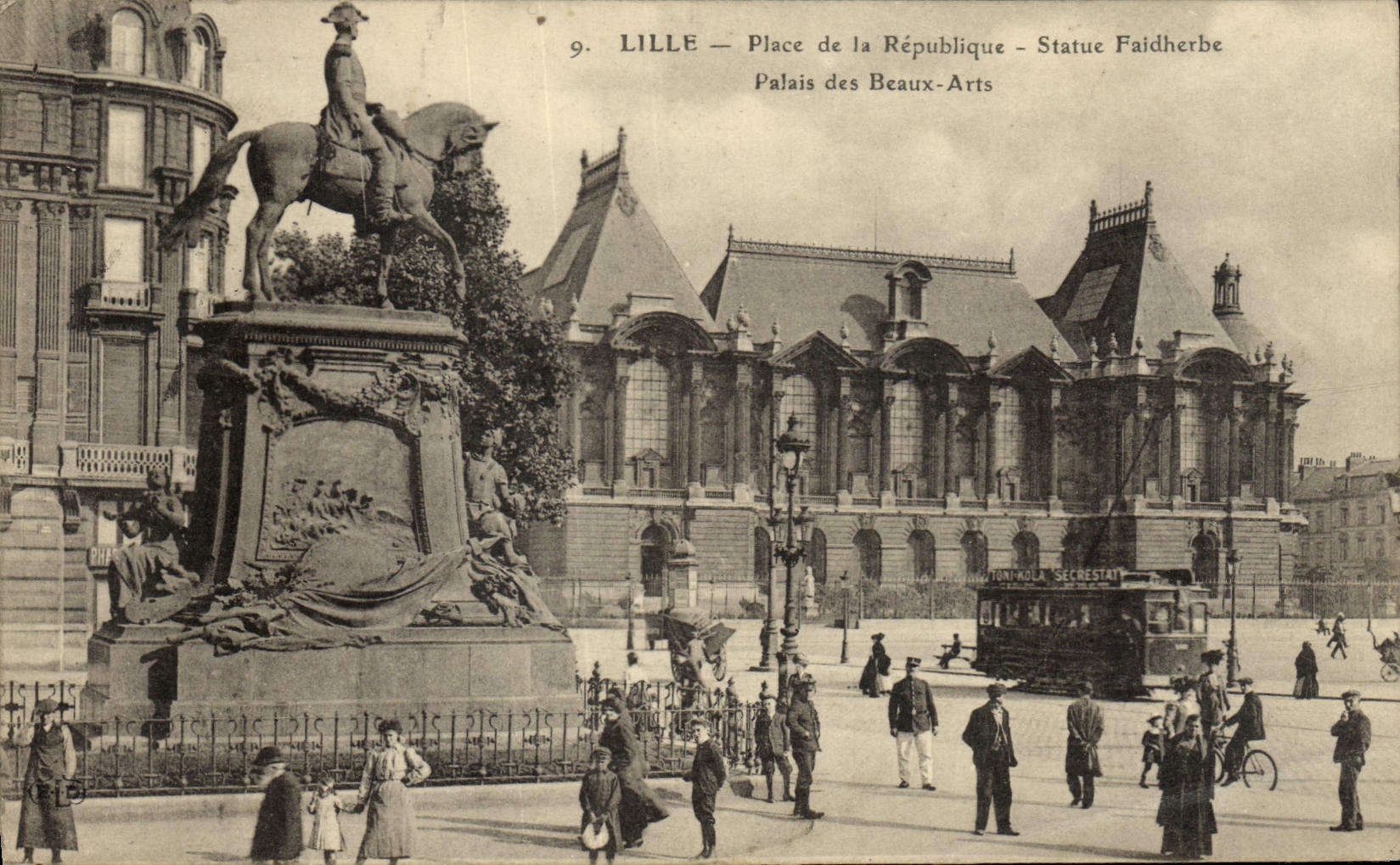 CPA Lille Place de la Republique Statue Faidherhe Tramway