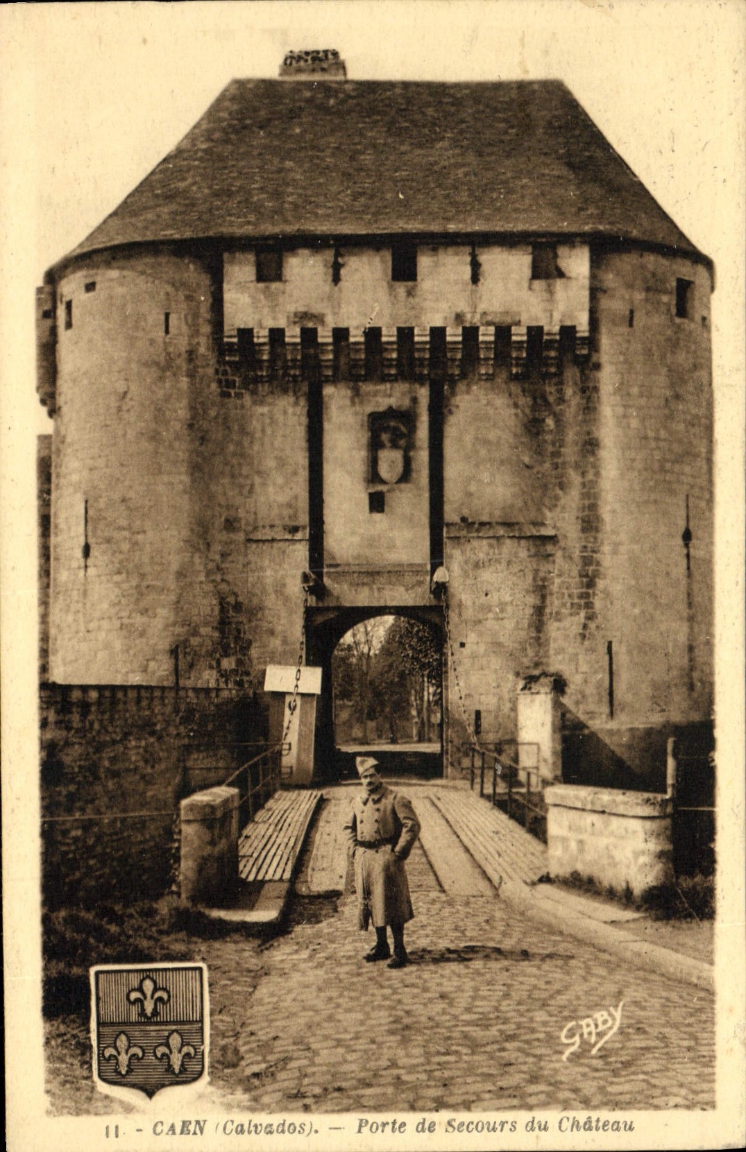 CPA Caen Porte de Secours du Chateau Soldat Militaria