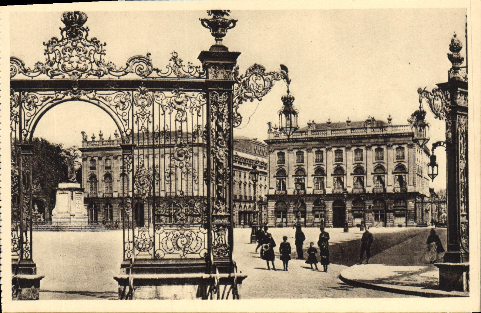 CPA Nancy Place Stanislas Le Theatre et le Grand Hotel Une des grilles de Jean Lamour