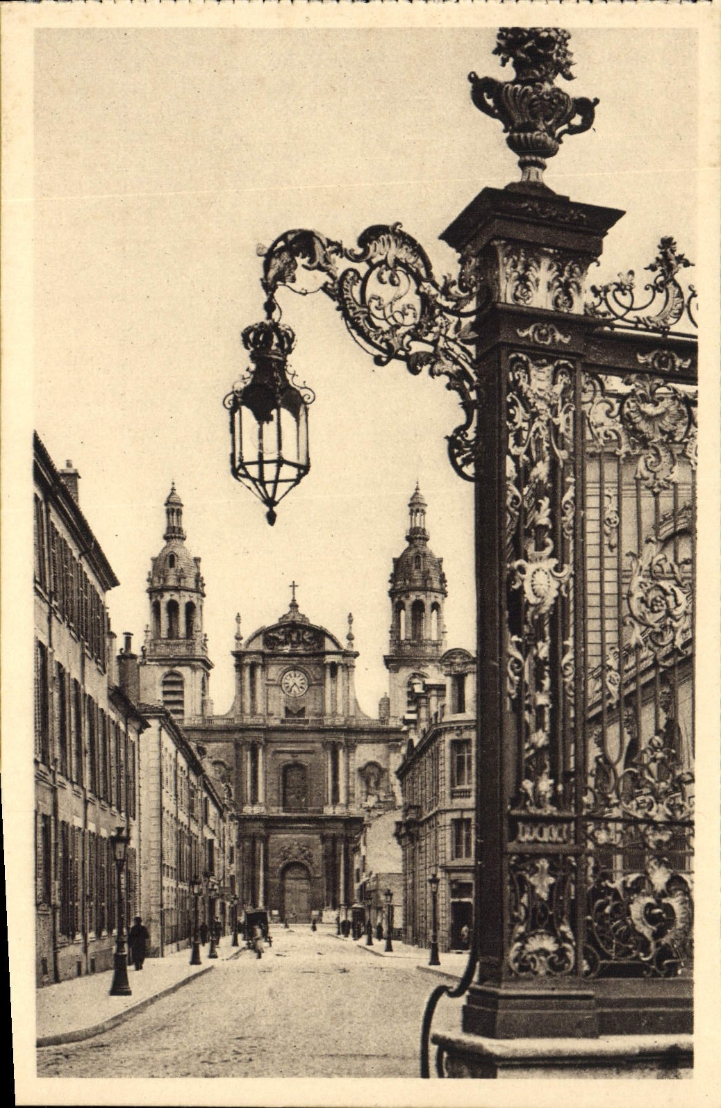 CPA Nancy Rue Maurice Barres et la Cathedrale une des grilles de Jean Lamour