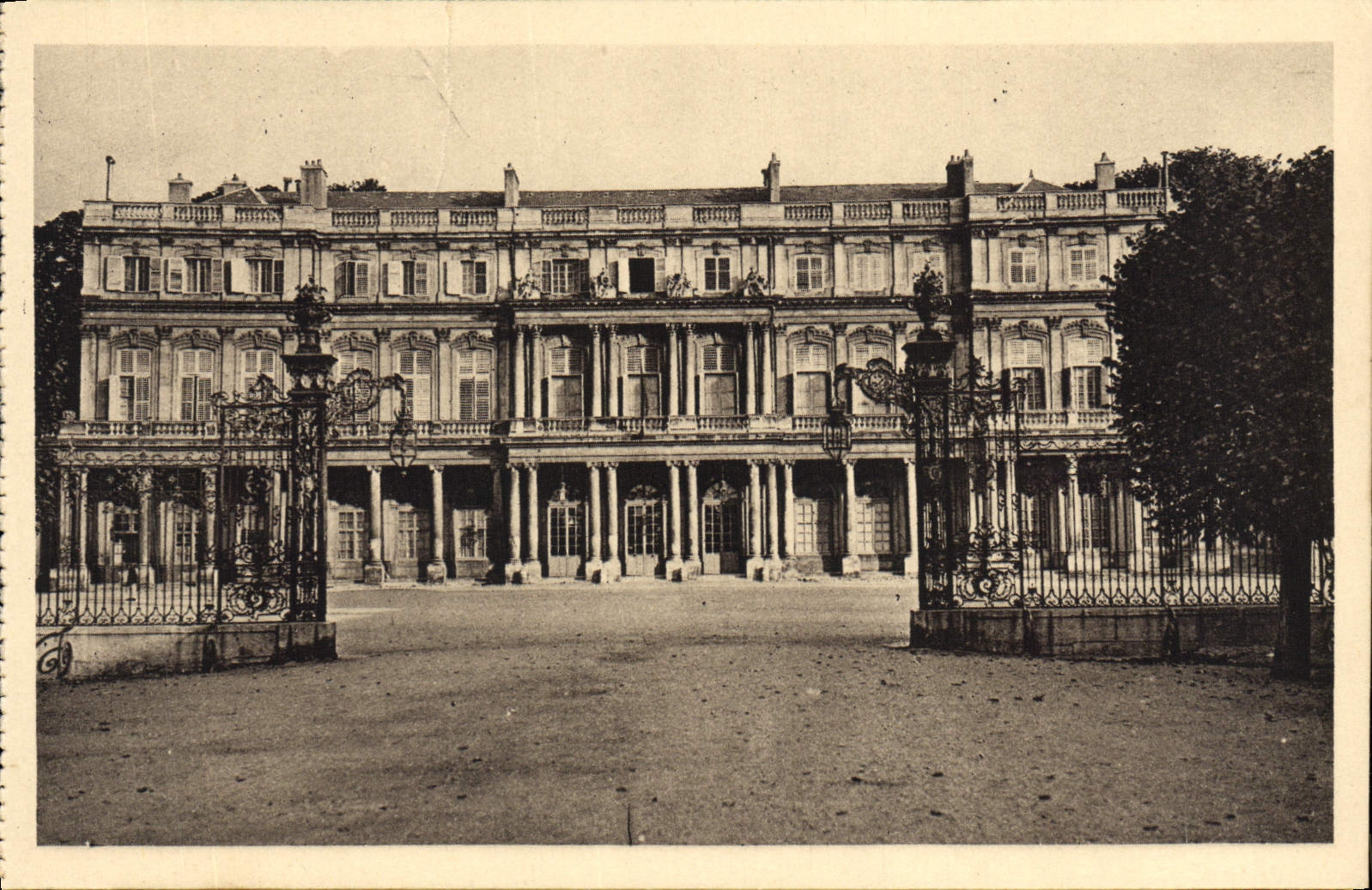 CPA Nancy Le Palais du Gouvernement Vu de La Place Carriere