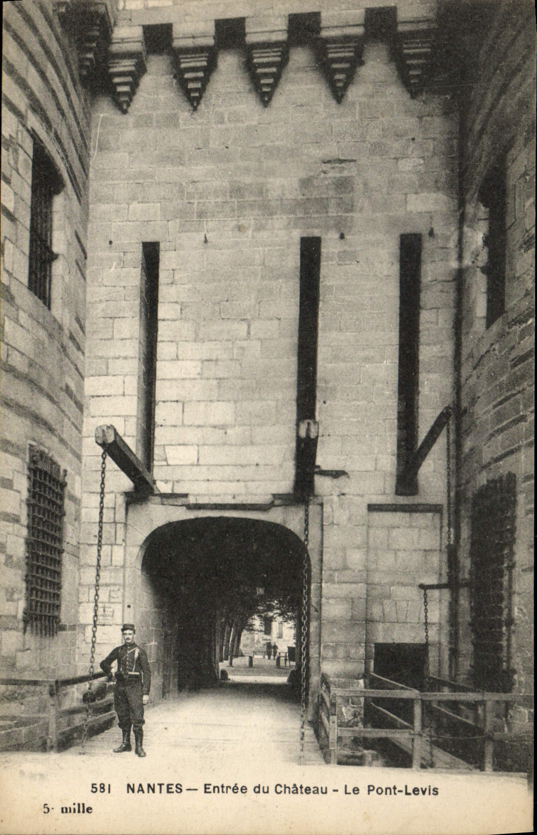 VINTAGE POSTCARD Entered Nantes of the Castle the Bridge Levis Militaria Soldier