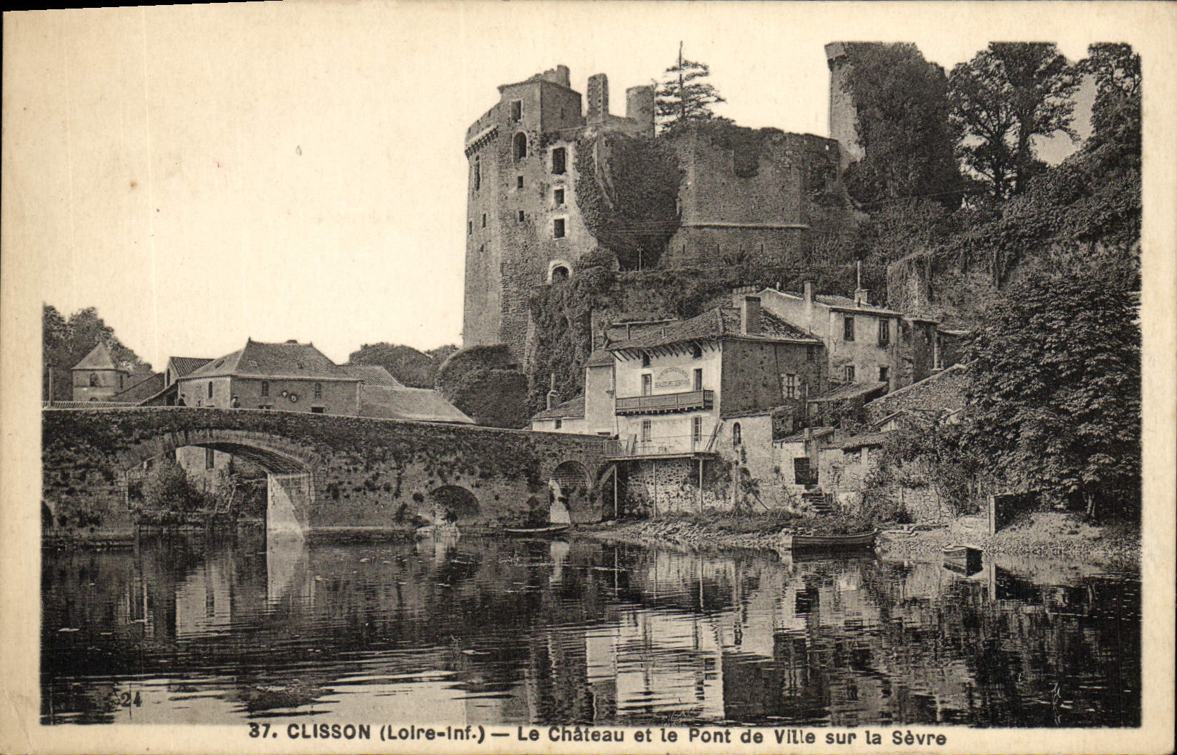 VINTAGE POSTCARD Clisson the castle and the bridge of city on Separates