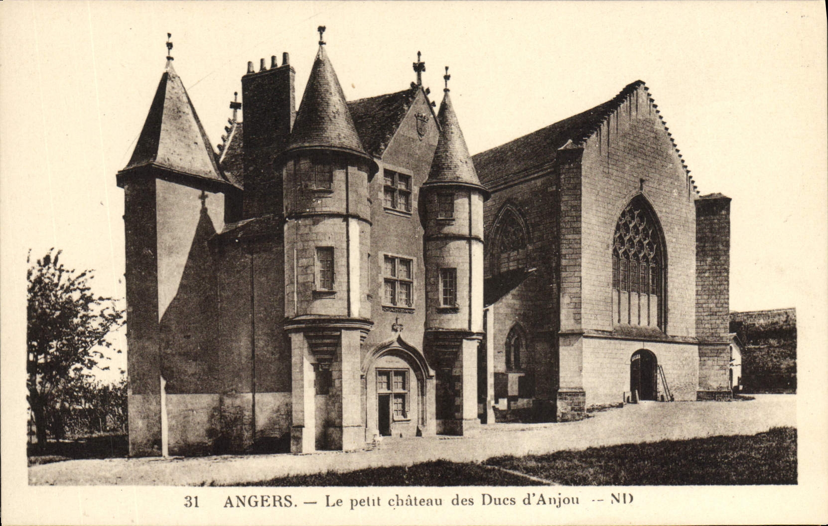 CPA Angers Le Pelit Chateau des Ducs D'Anjou