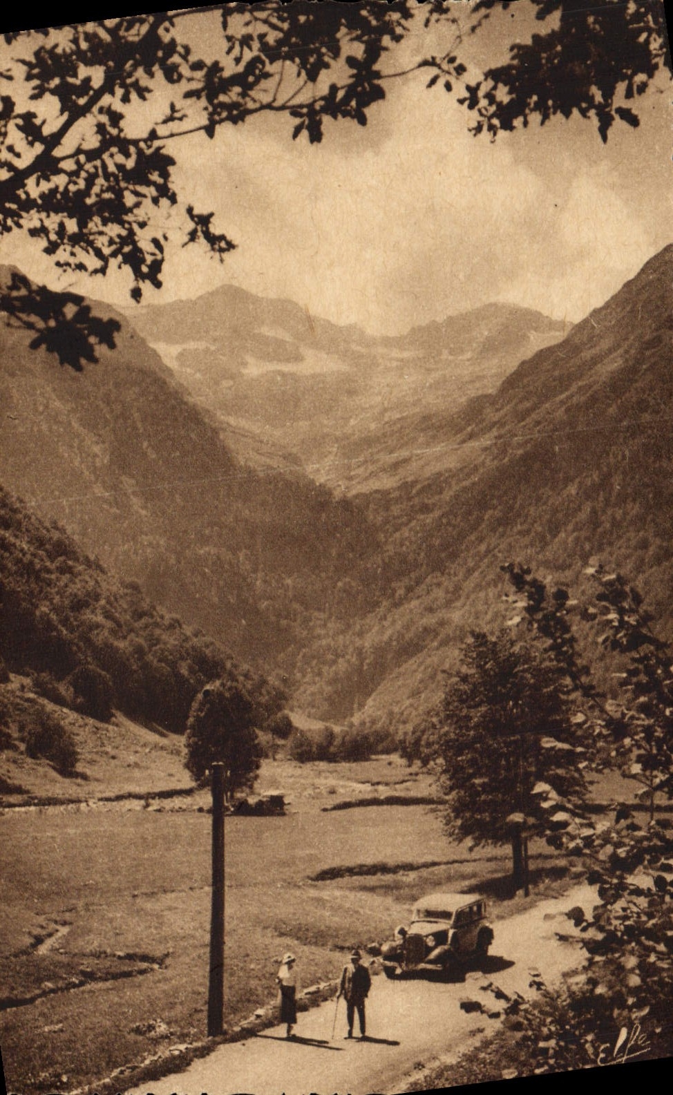 VINTAGE POSTCARD Luchon Circus Of the Lily Peak And De Crabioules