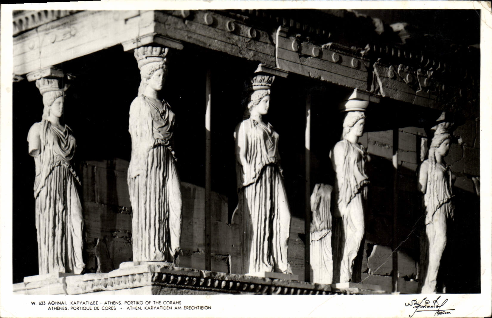 El pórtico de Atenas de la POSTAL de la VENDIMIA elimina el núcleo