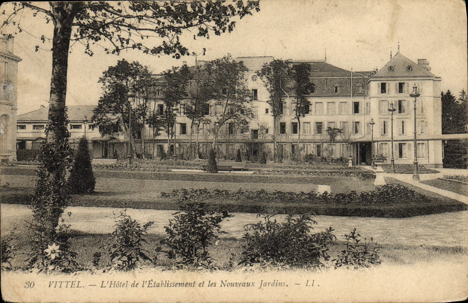 CPA Vittel L'Hotel De l'Etablissement Et Les Nouveaux Jardins
