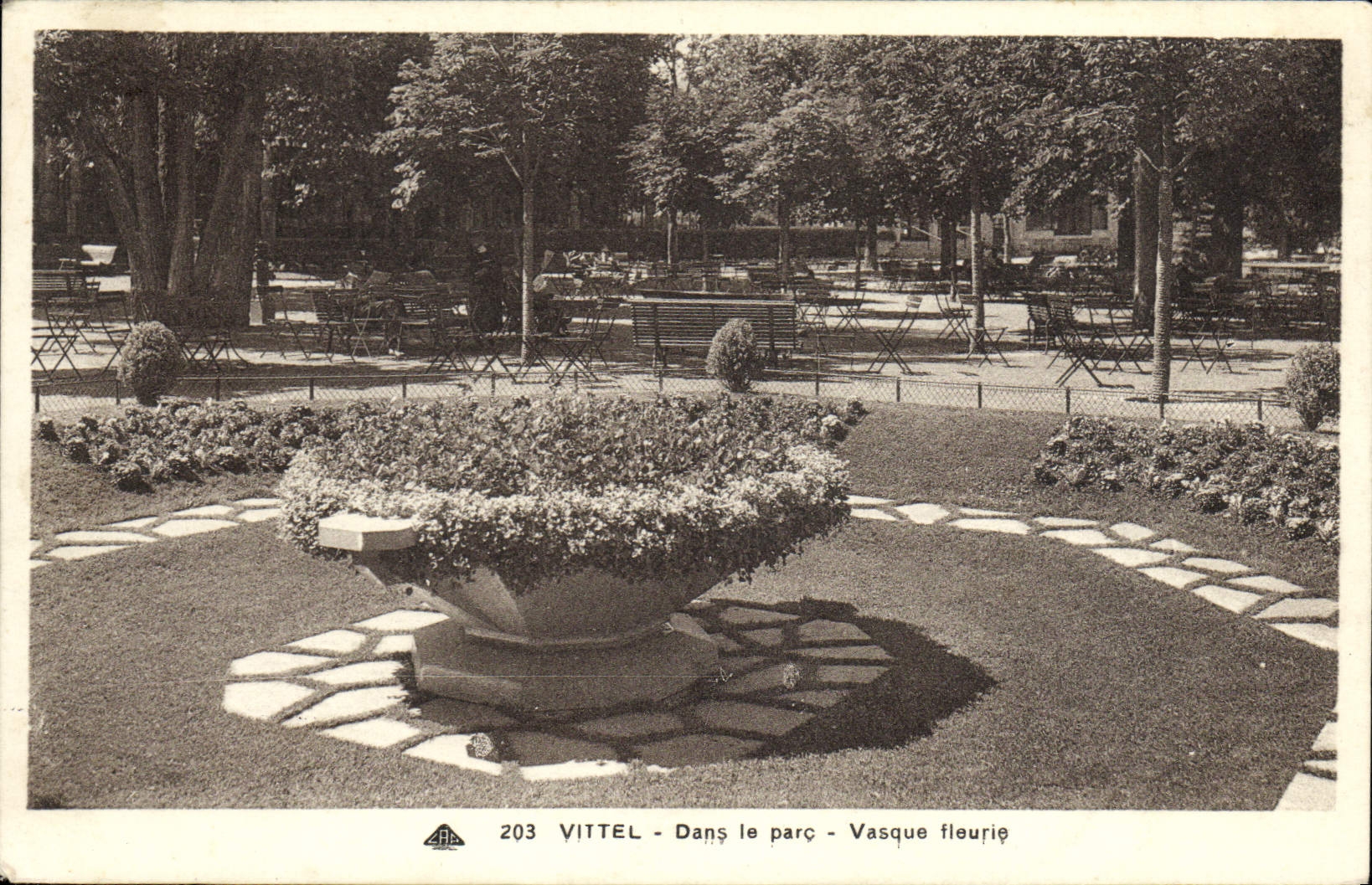 La POSTAL Vittel de la VENDIMIA en el parque floreció el lavabo