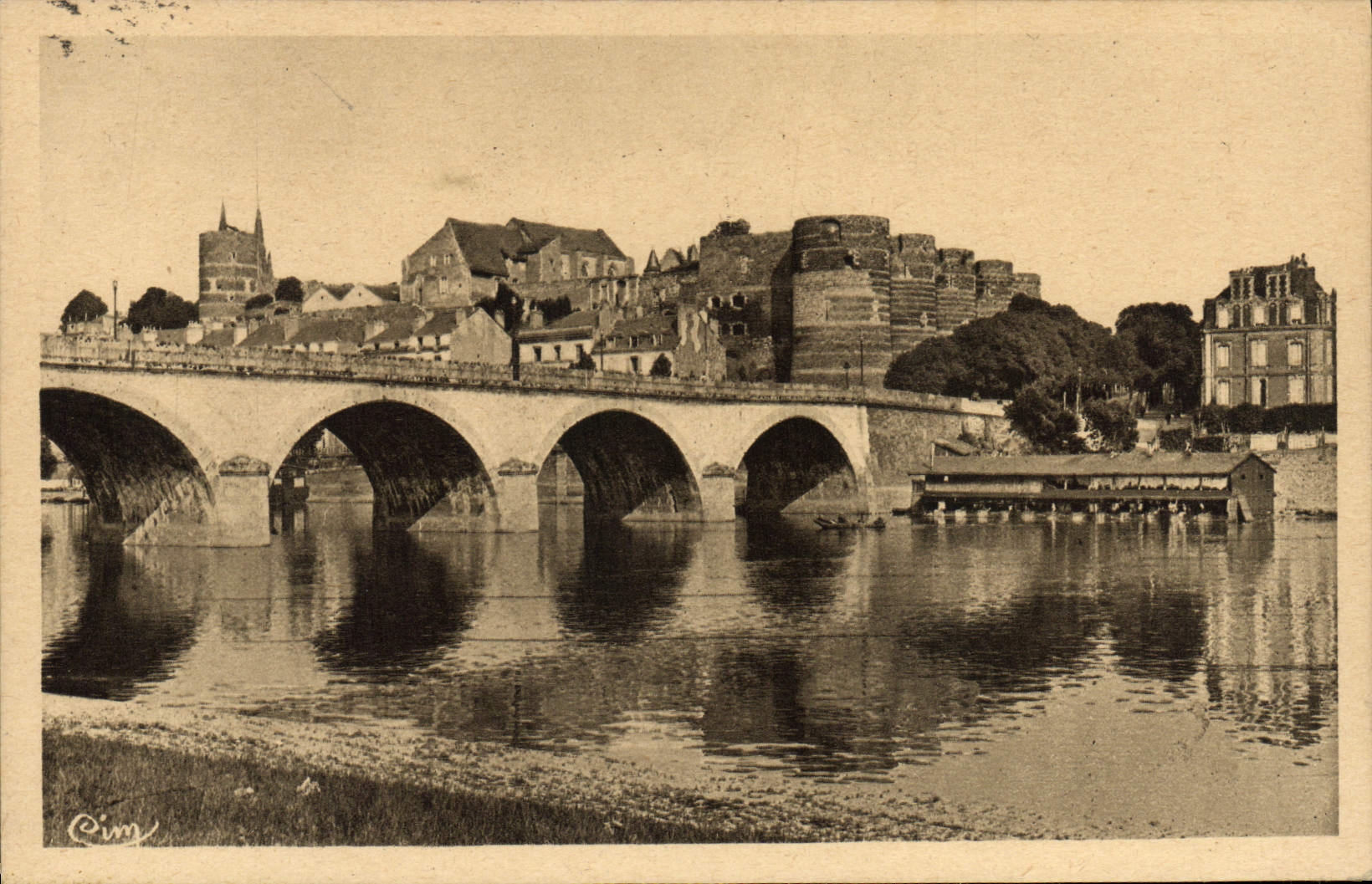CPA Angers Les Bords De La Maine Et Le Chateau