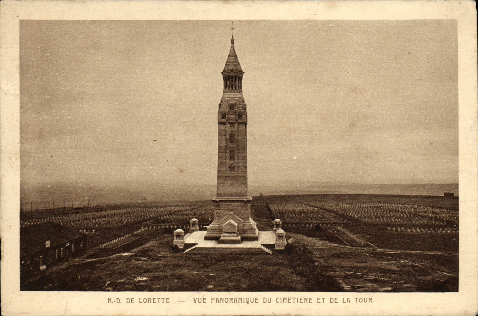 Opinión panorámica de la POSTAL NR D De Lorette de la VENDIMIA del cementerio y de la torre