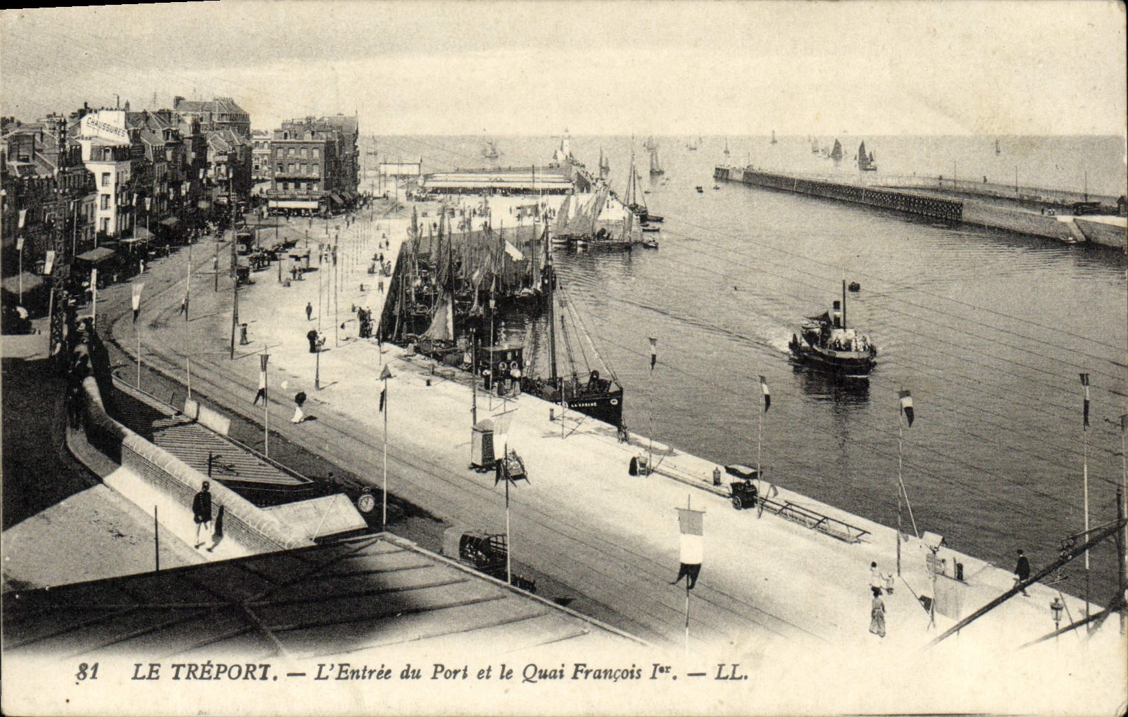 CPA Le Treport L'Entree Du Port Et Le Quai Francois 1er Bateau