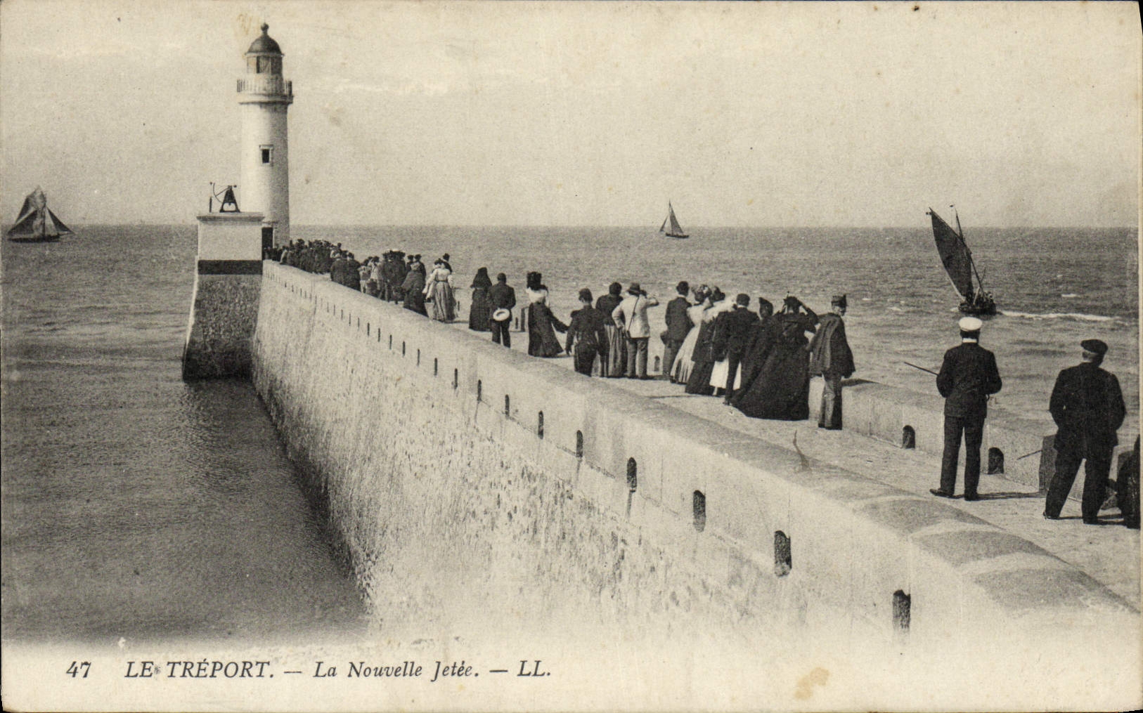 VINTAGE POSTCARD Treport the New Pier Lighthouse
