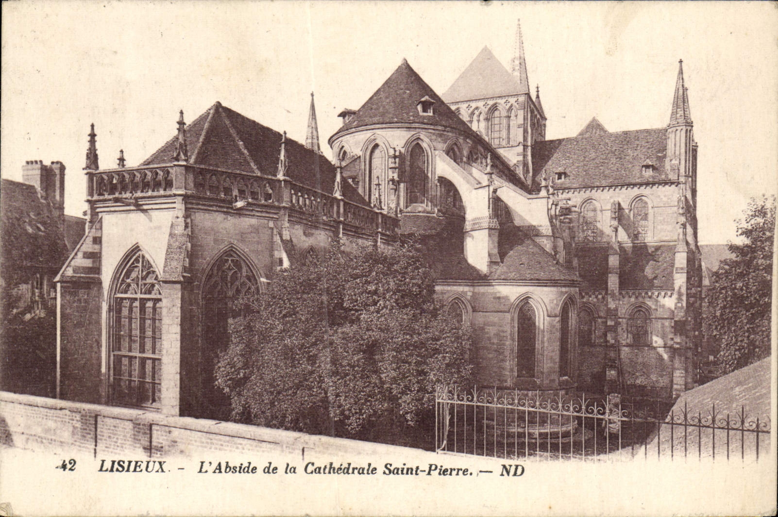 CPA Lisieux L'Abside de la Cathedrale Saint Pierre