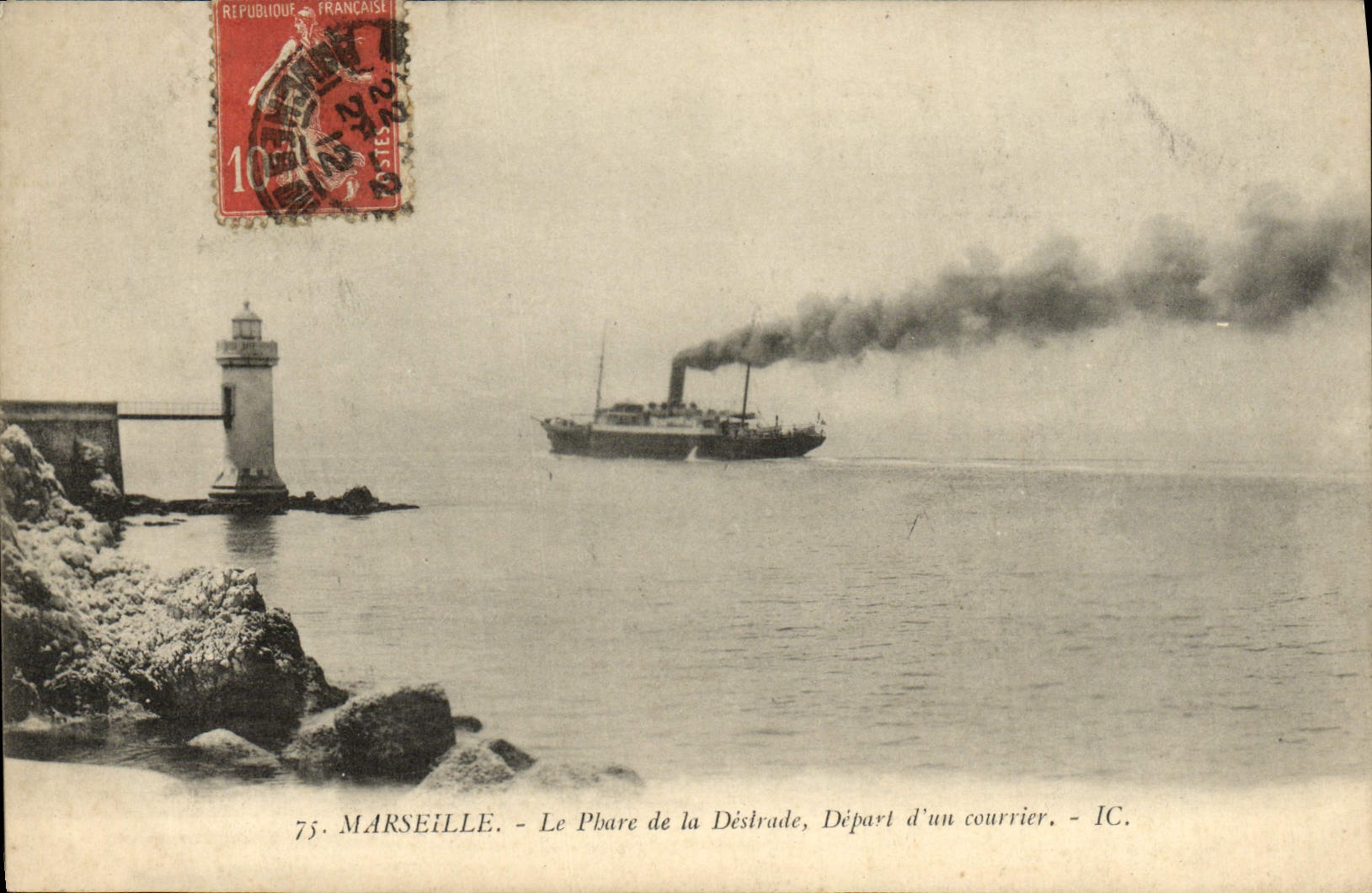 CPA Marseille Le Plare de la Desirade Depart d'un courrier Bateau