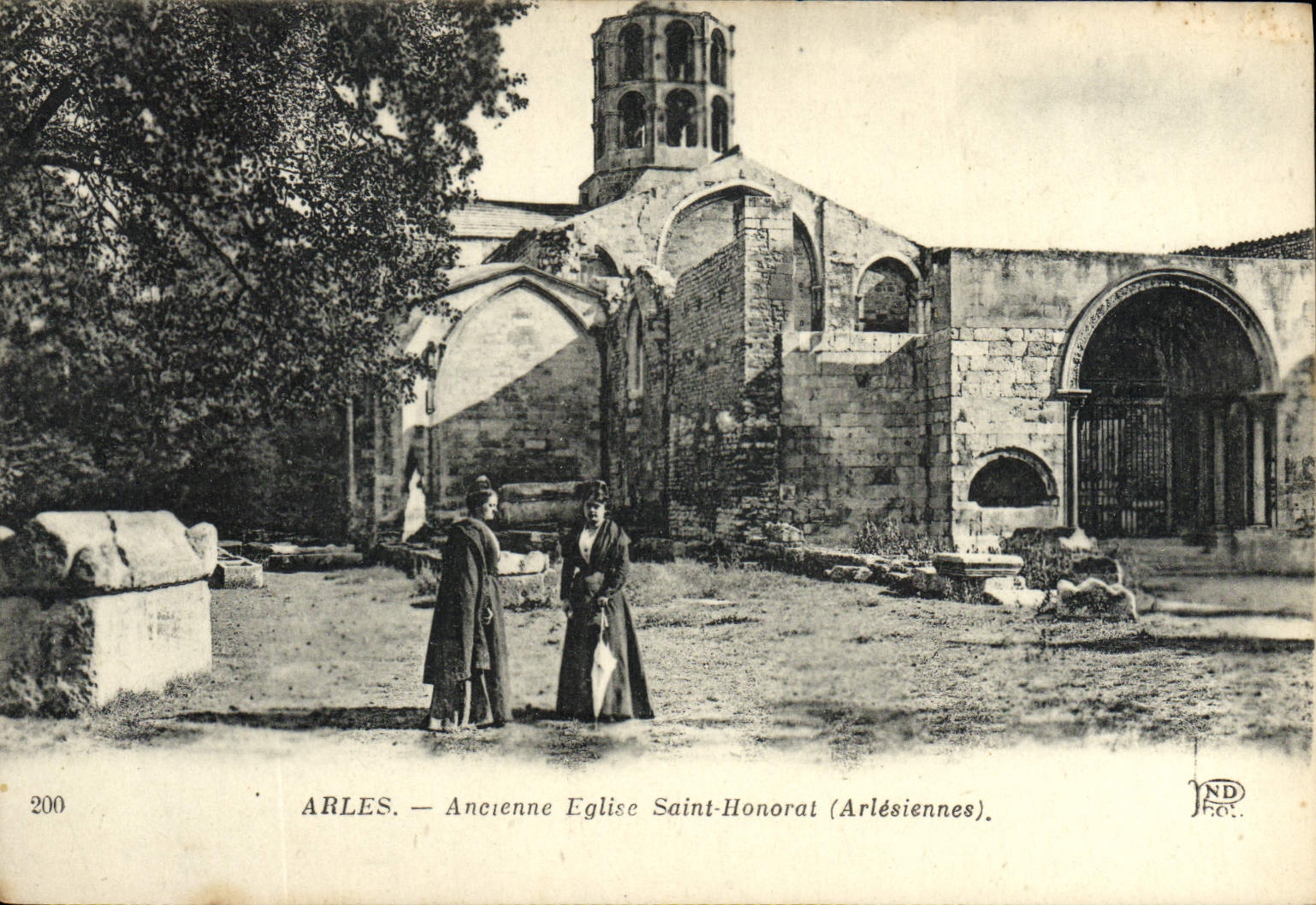 CPA Arles Ancienne Eglise Saint Honorat Femmes Folklore