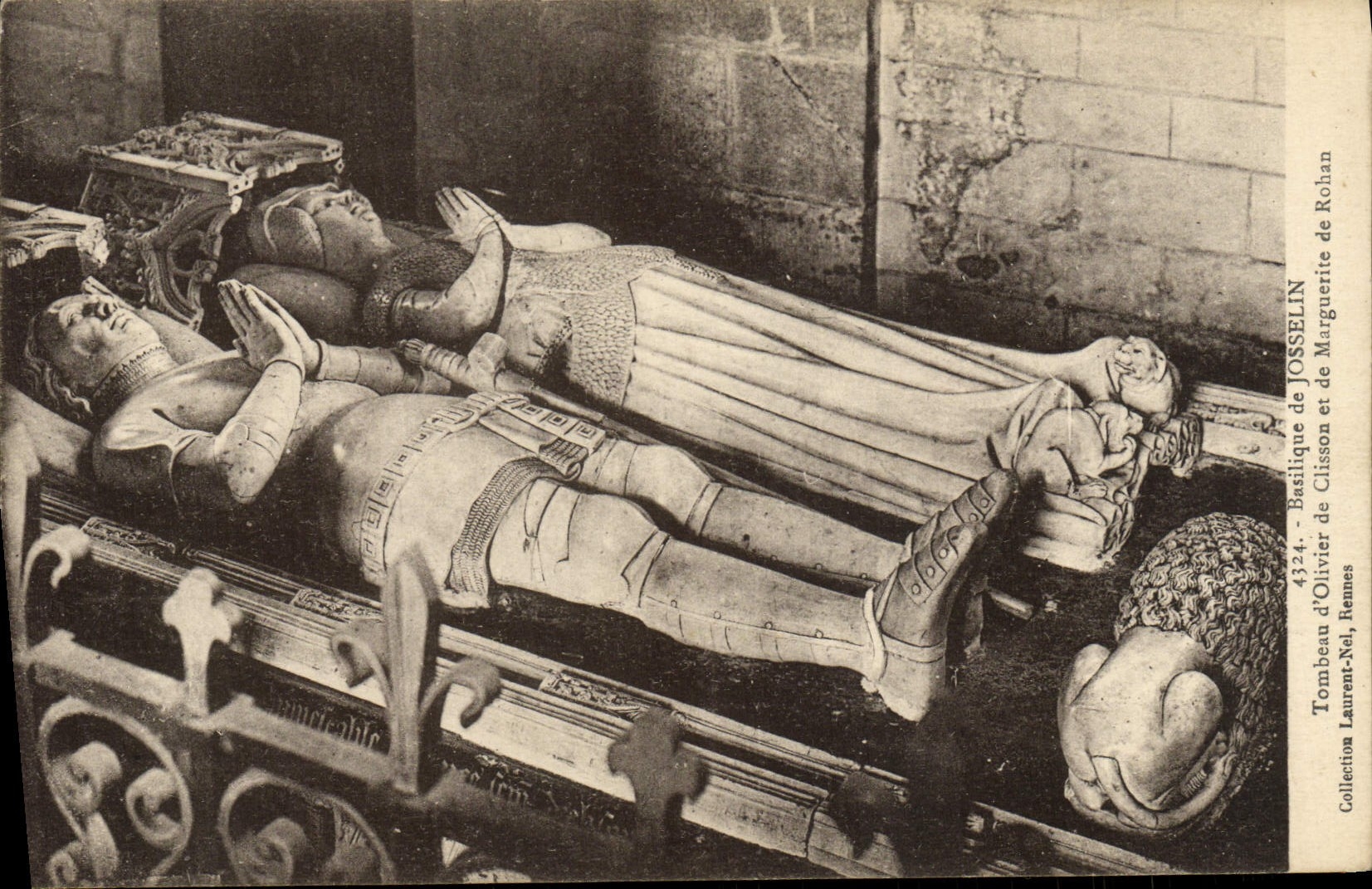 CPA Basilique de Josselin Tombeau d'Olivier de Clisson et de Marguerite de Rohan