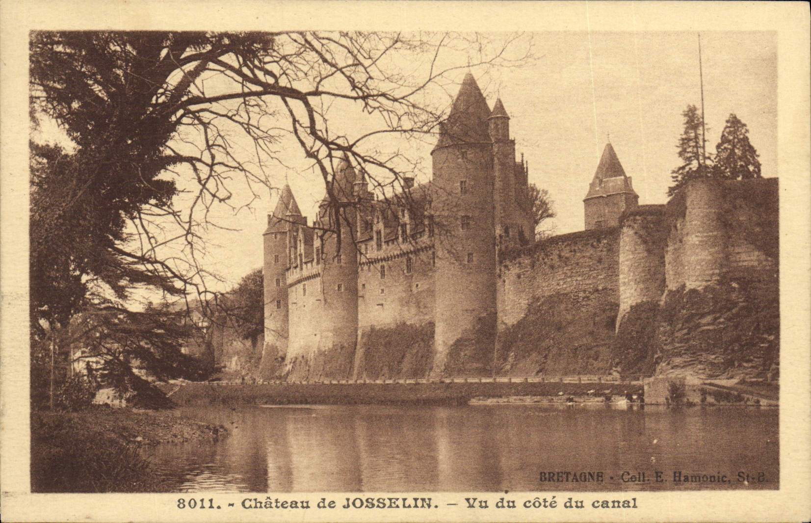 POSTAL Josselin de la VENDIMIA el castillo visto de la dimensión del canal