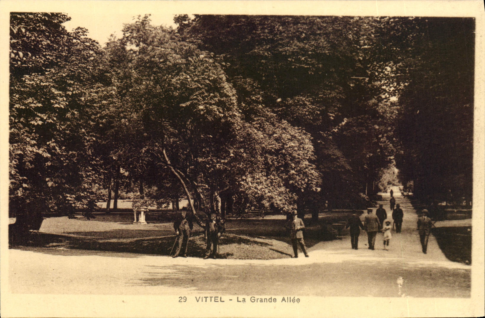 CPA Vittel La Grande Allee