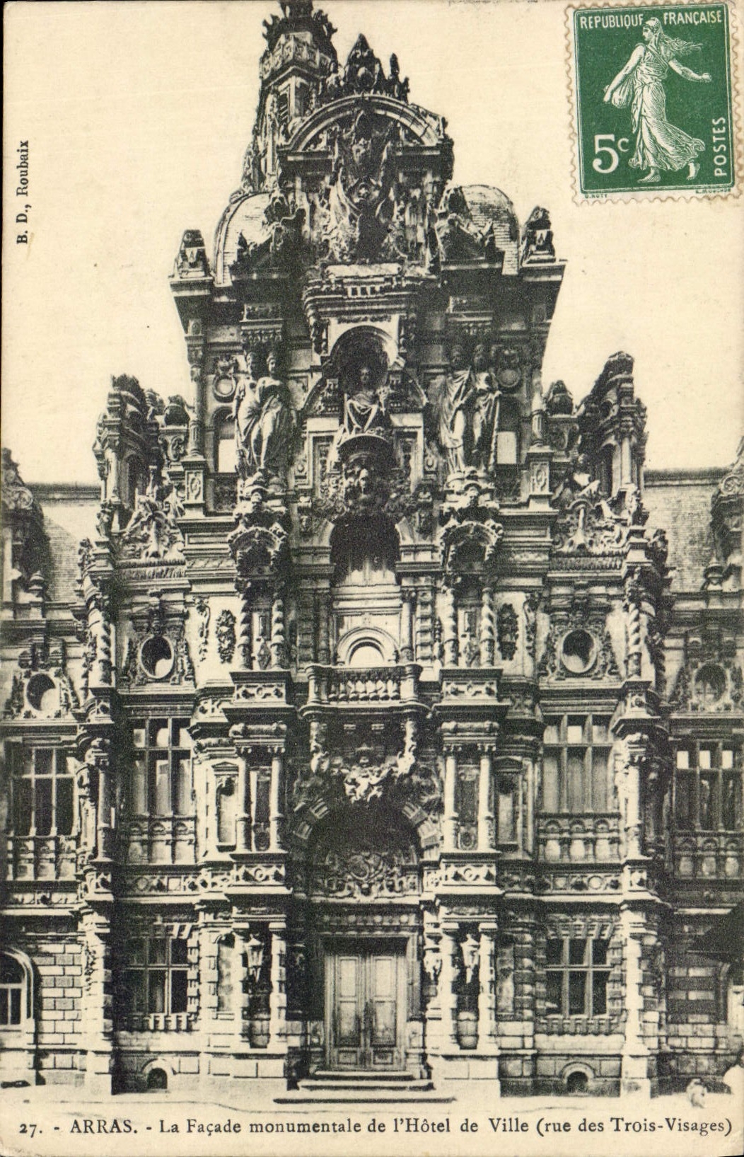 CPA Arras La Facade Monumentale de l'hotel de Ville rue des Trois Visages