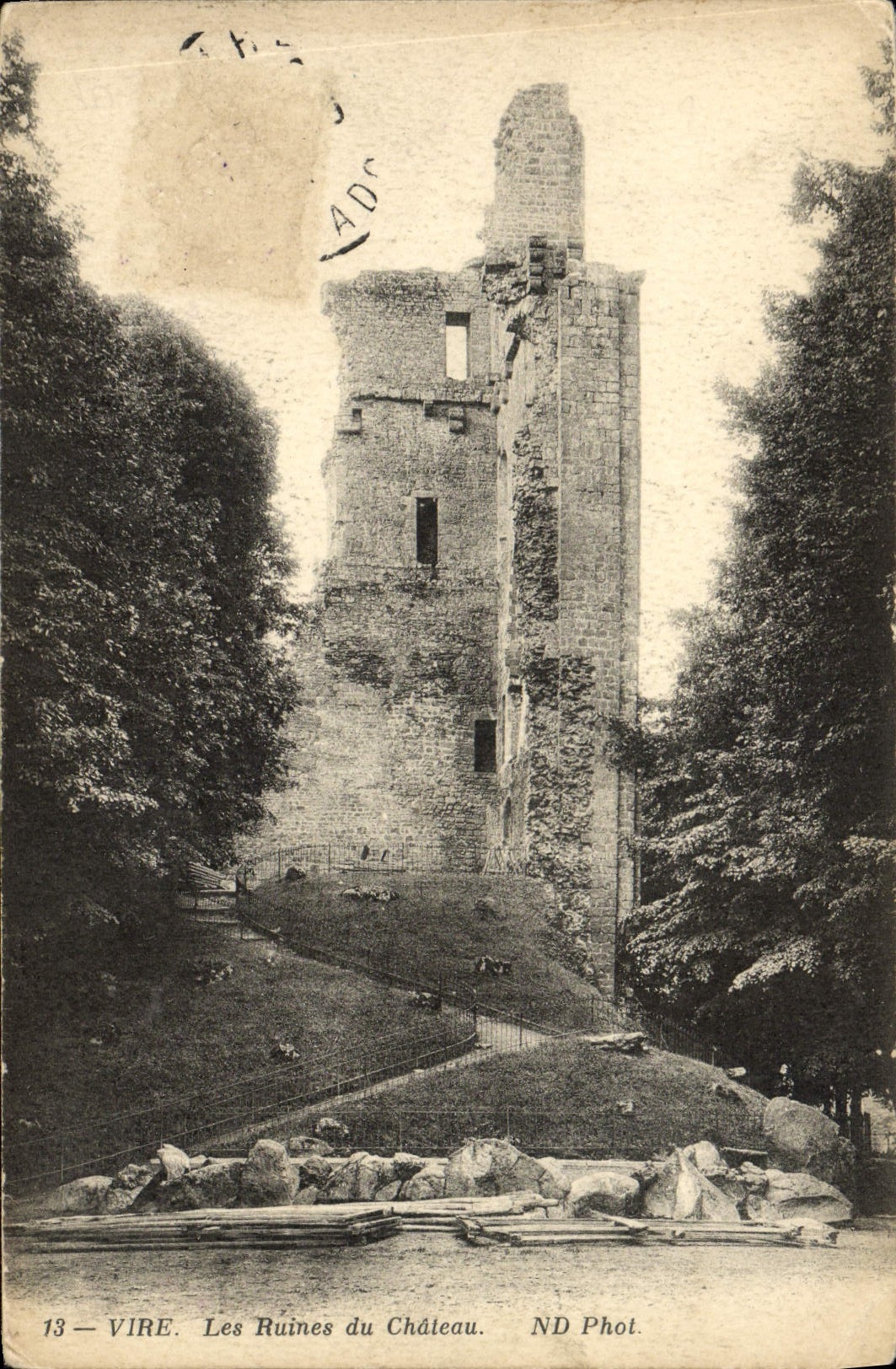 CPA Vire Les Ruines du Chateau