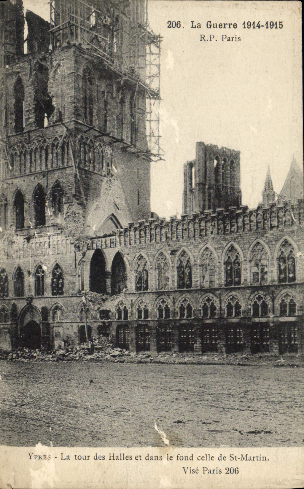 CPA Ypres La tour des Halles et dans le fond celle de St Martin Militaria