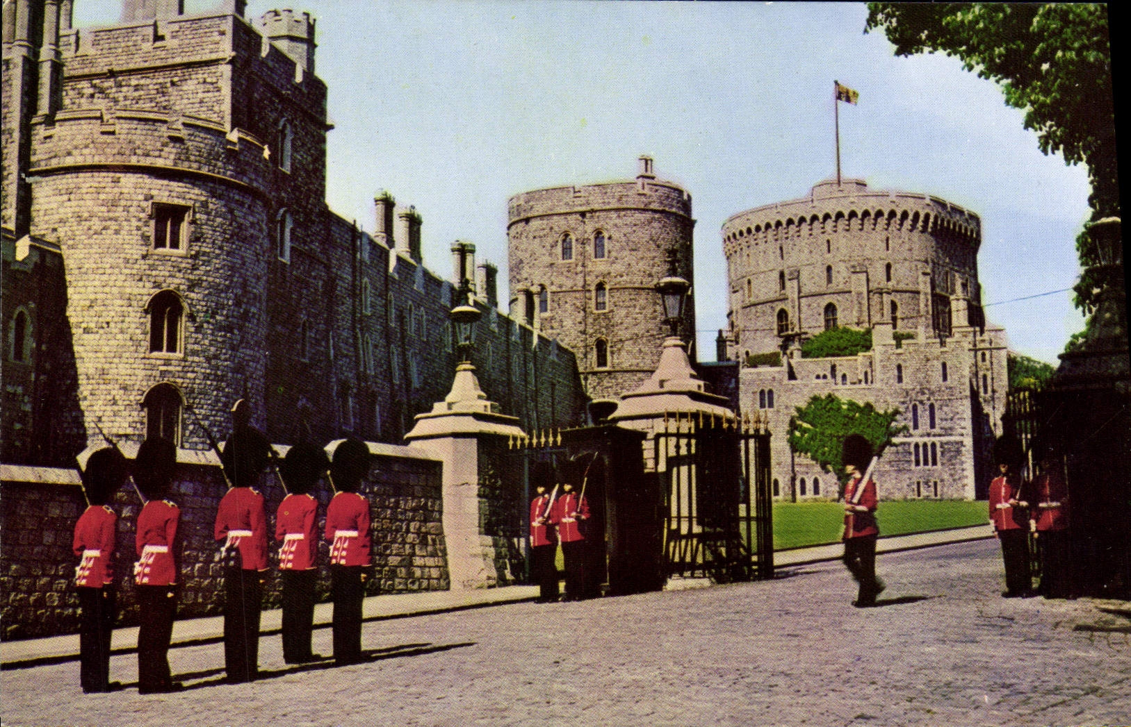 MODERN CARD Changing off the guard London Windsor castle