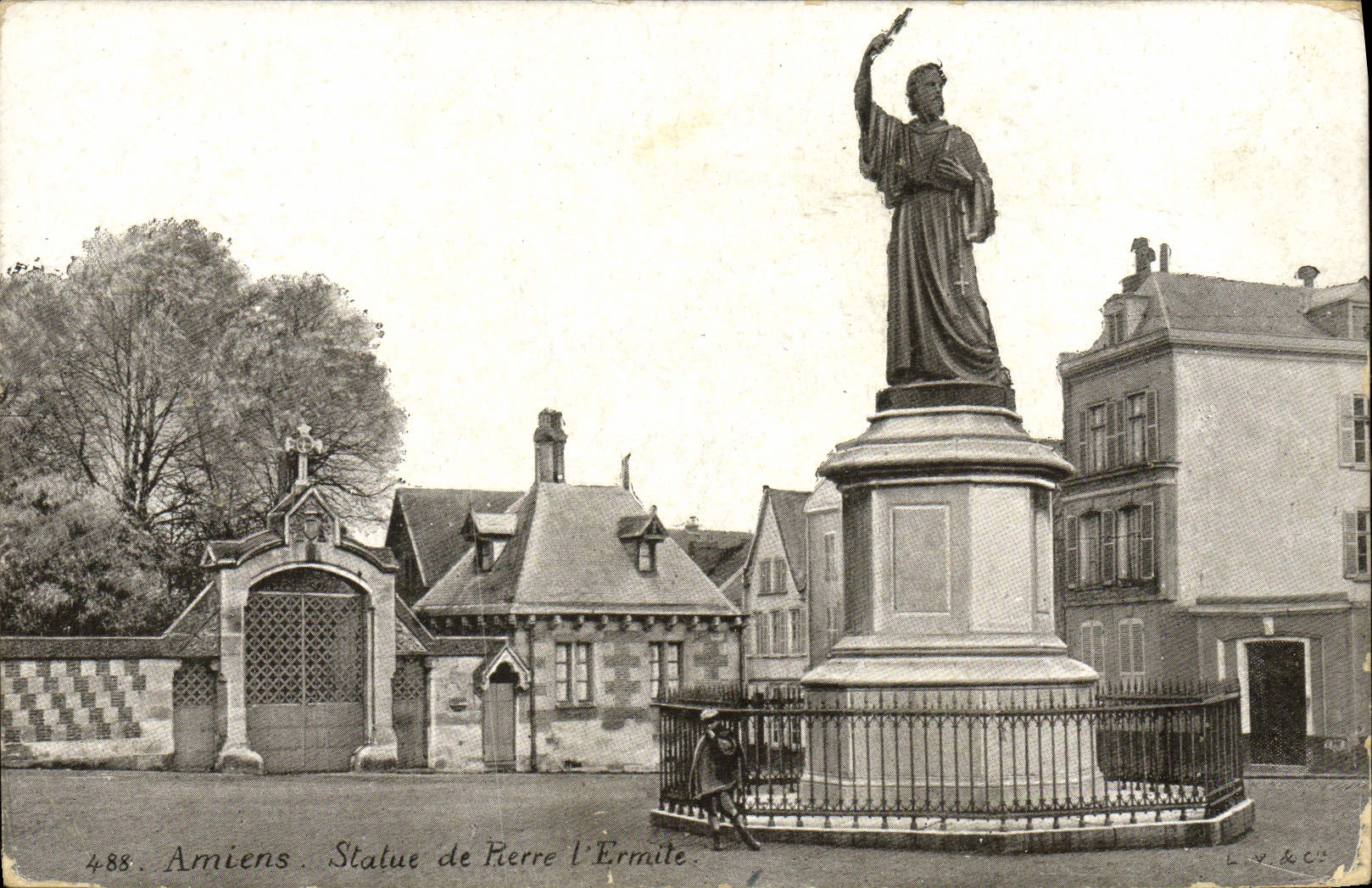 CPA Amiens Statue de Pierre L'Ermite